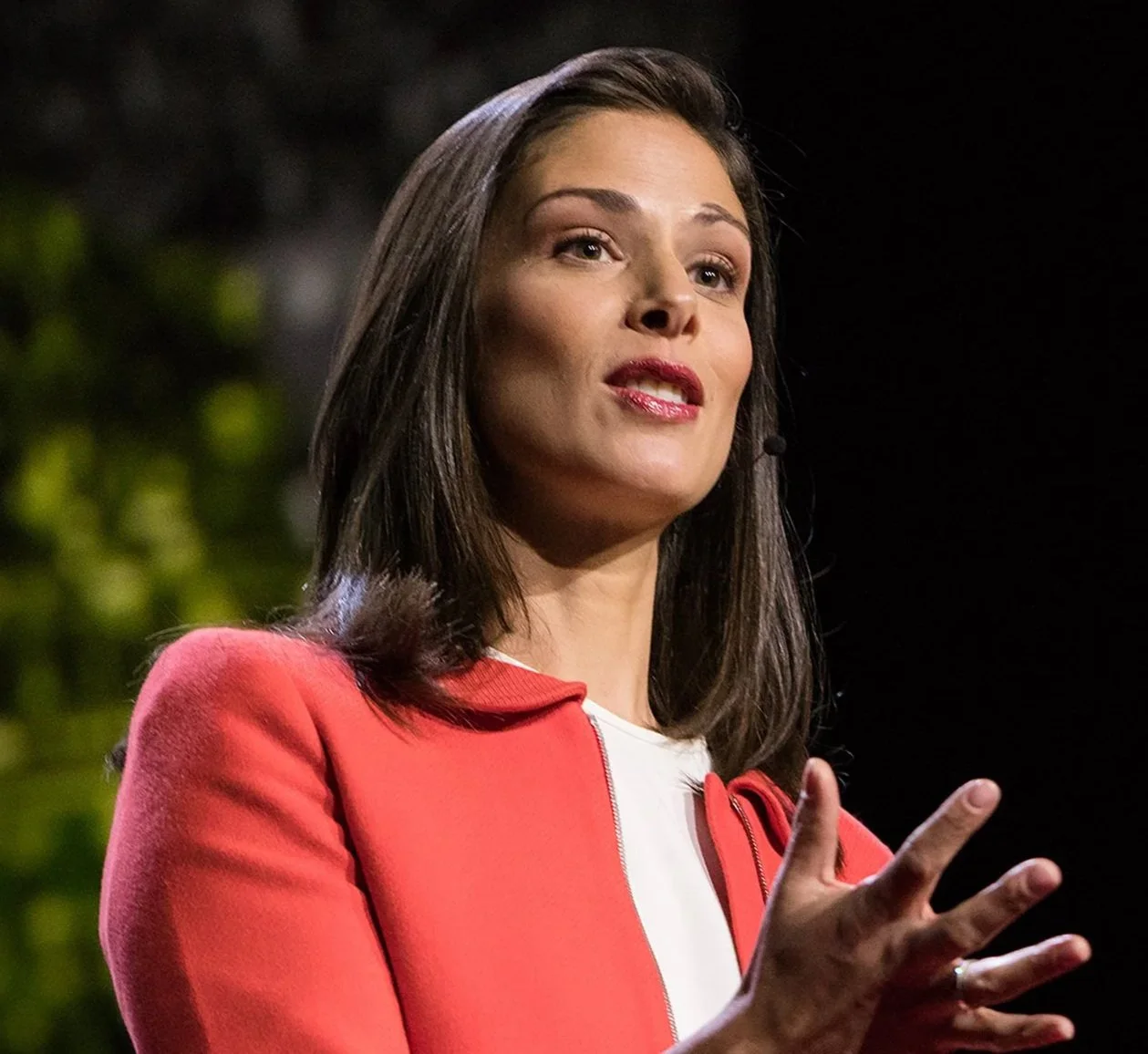 Rachel Botsman, world-leading trust expert and author, delivering keynotes on the future of institutional trust and AI ethics at global leadership forums.