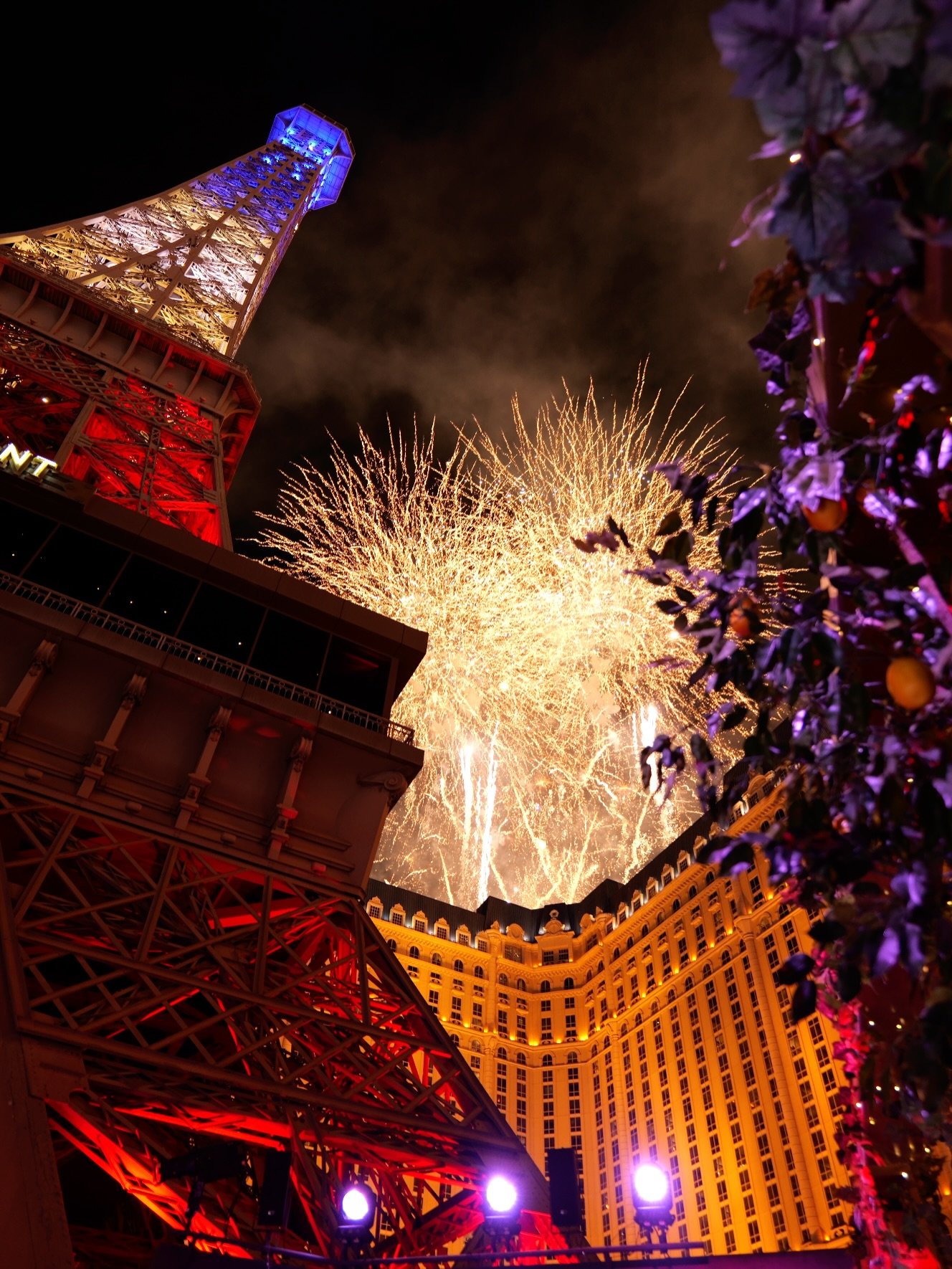 Ring in 2026 from the best seats on strip 🎇🎇

Our outdoor bar spots put you front-row for fireworks, champagne, and all inclusive eats + drinks.
Reserve now, link in bio for more info.

#newyear #lasvegas #nye
