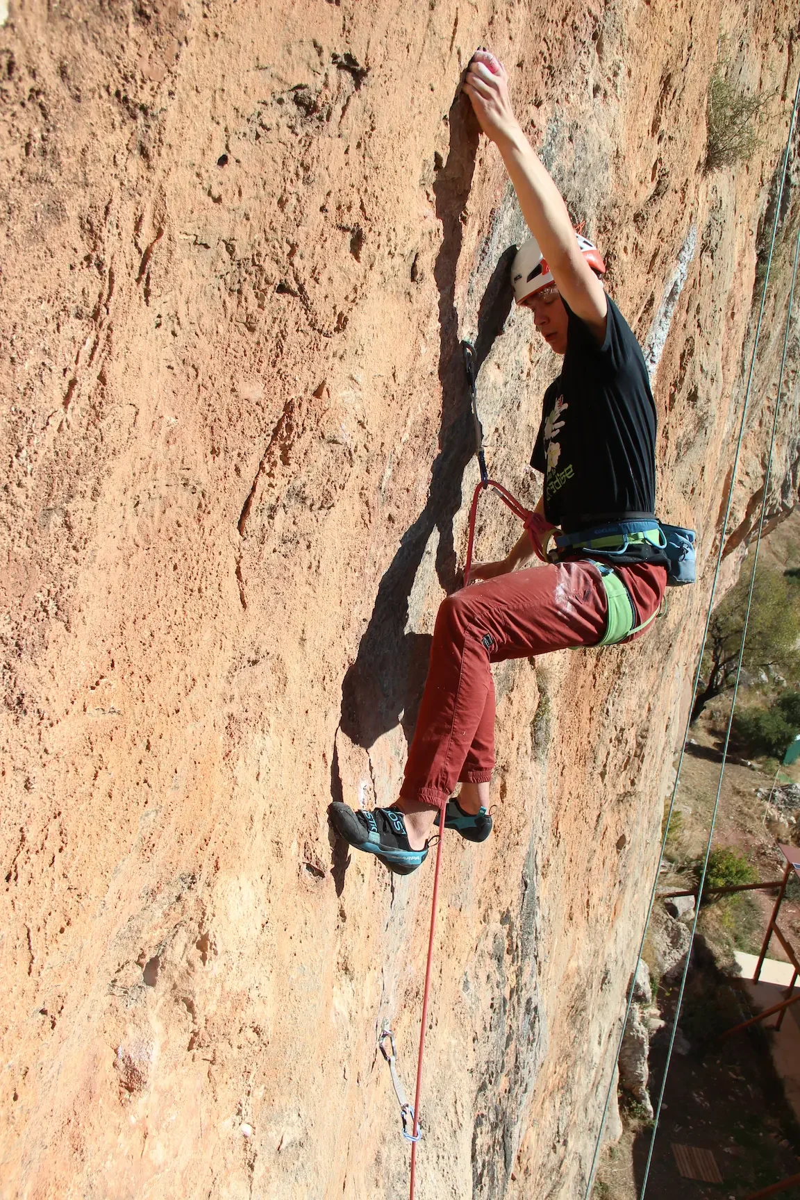 A climber, trying to aplly all he learned during a week of climbing course, he's climbing 7a route