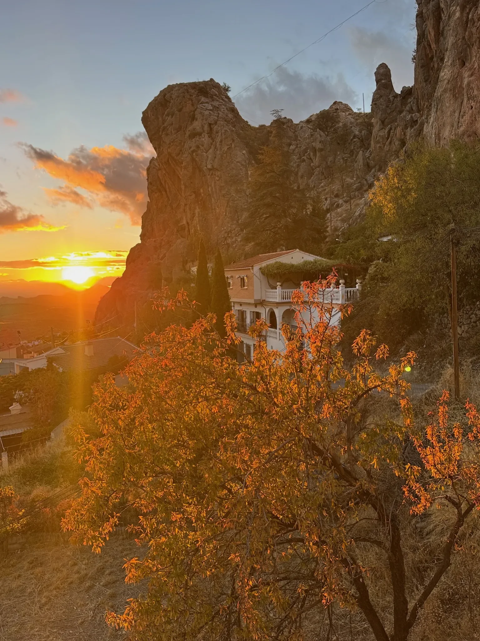Marvelous hostel in Cogollos de la Vega with a stunning sunset