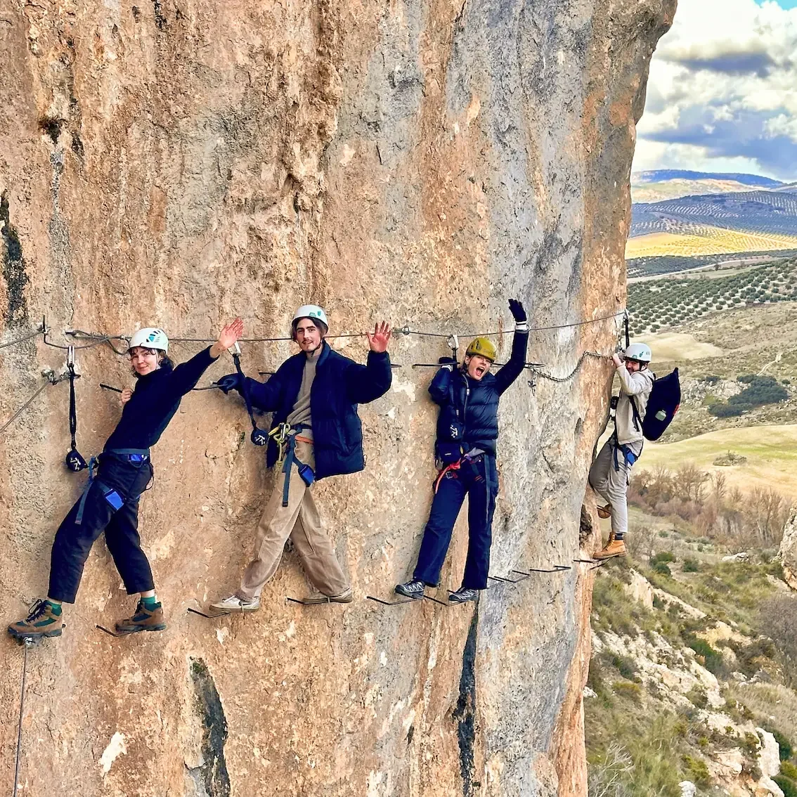 Groupe de personnes disant “bonjour” à la caméra pendant la via ferrata de Moclín