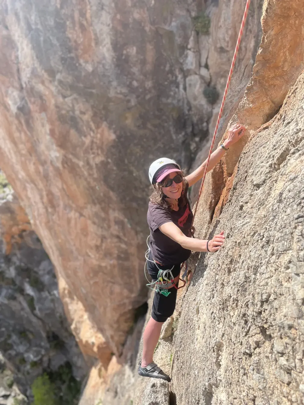An woman in her 50's enjoy andalusian sun during her first experience in multi-pitch ever
