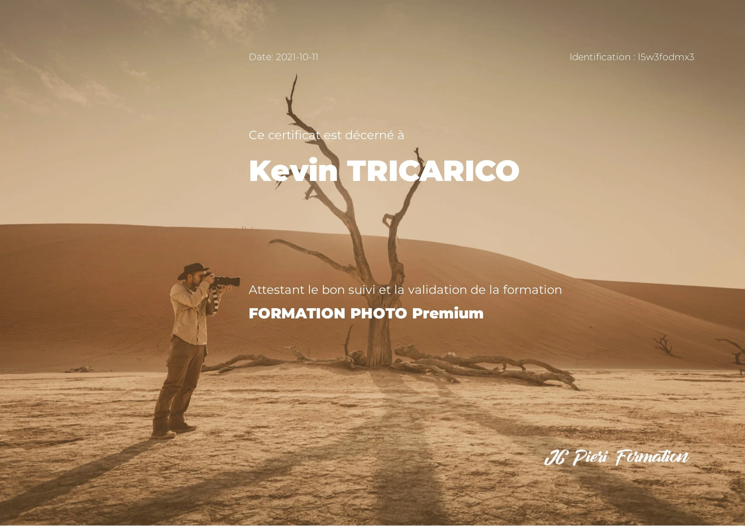 Un homme avec un chapeau prend une photo dans un désert avec un arbre mort à l'arrière-plan, ton chaud et aride.