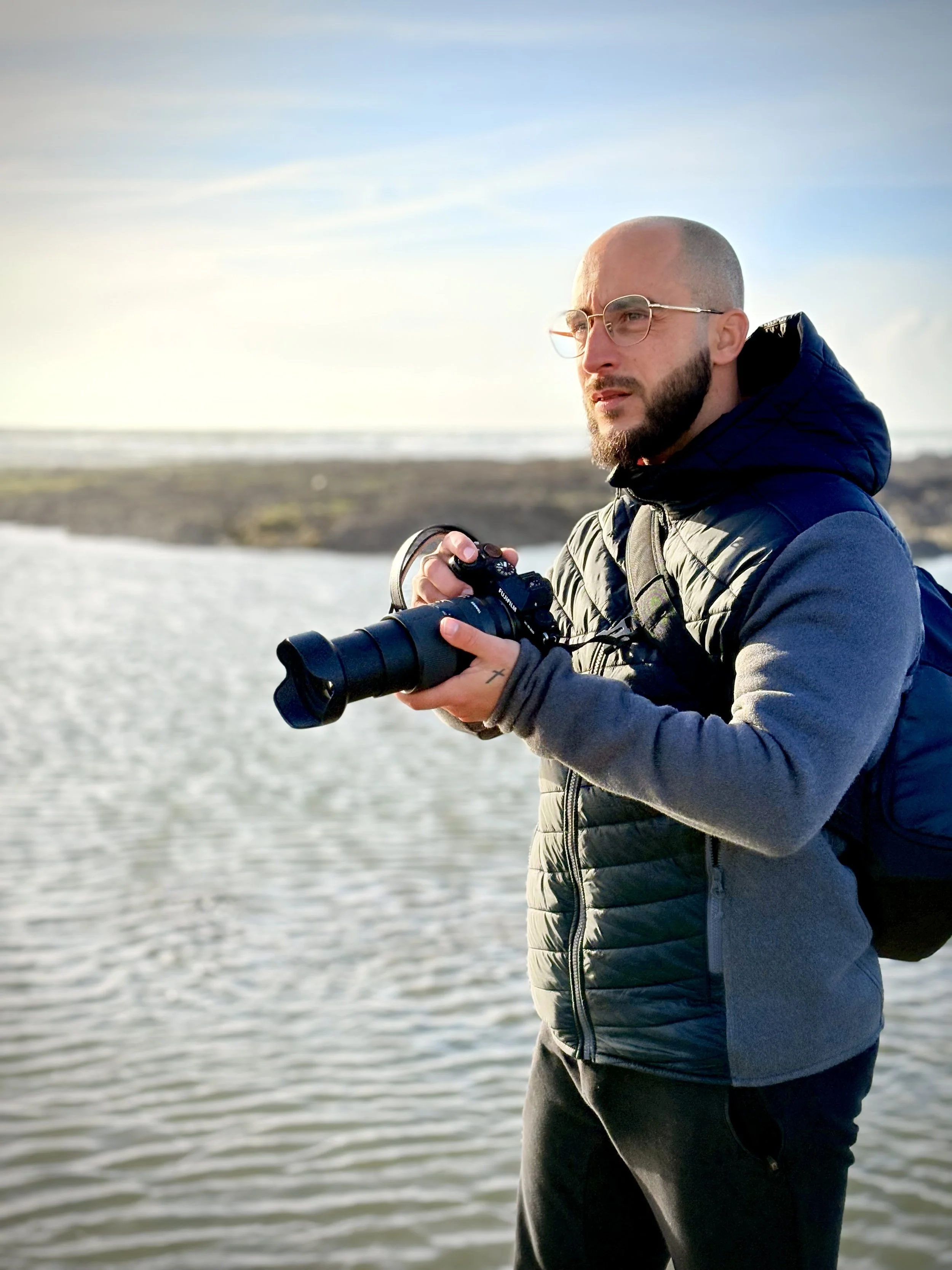 Moi, regardant l'horizon avec mon appareil photo dans les mains afin d'illustrer mon "A propos"