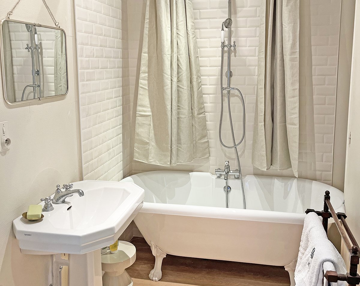 chambre d'hôtes, Château de Vauville, chateau de Vauville, La Hague, Cotentin, la Manche, Normandie, Normandy, bed and breakfast, France, salle de bain