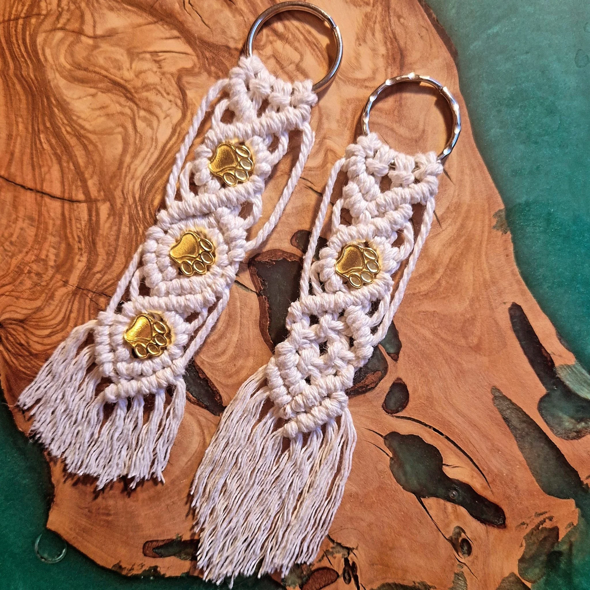 Makramée-Schlüsselanhänger
