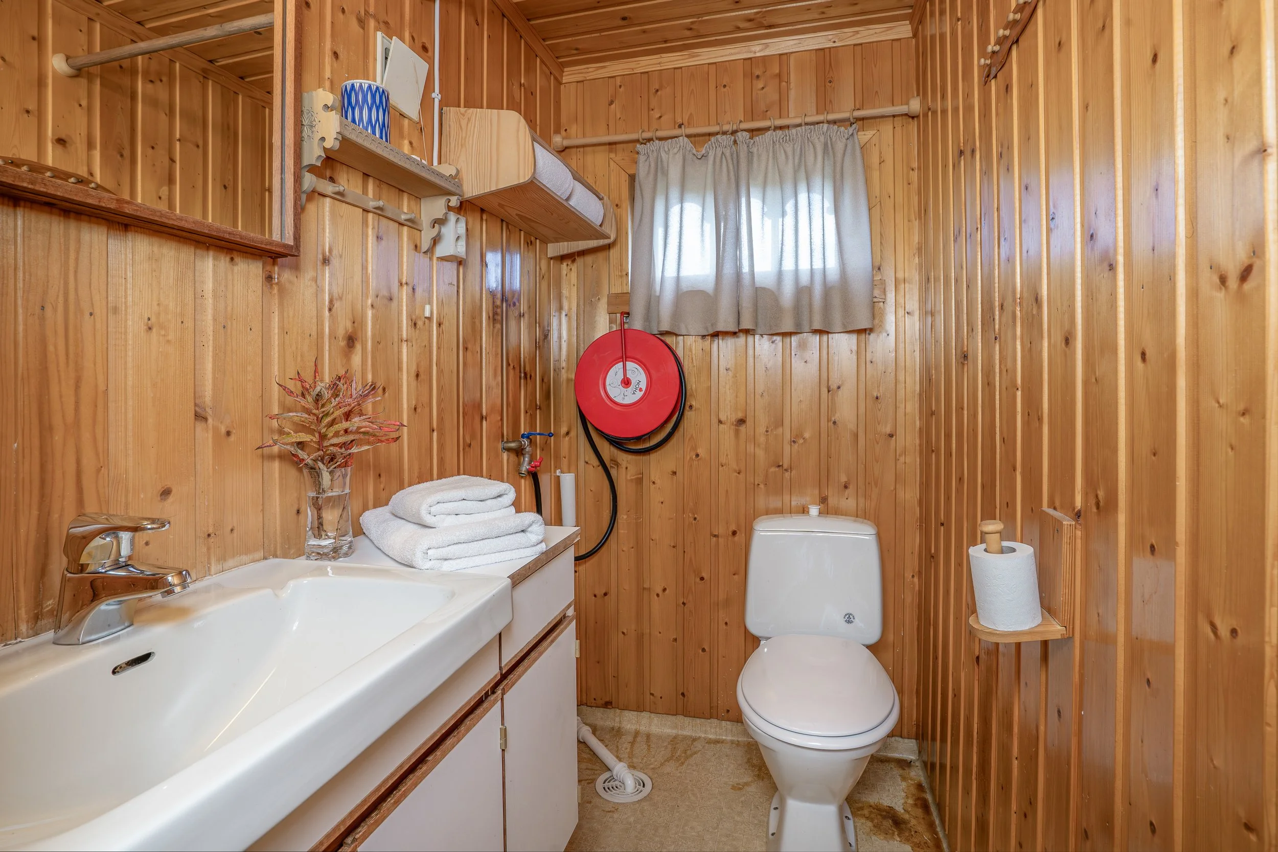 Bad med toalett og vask. Foto