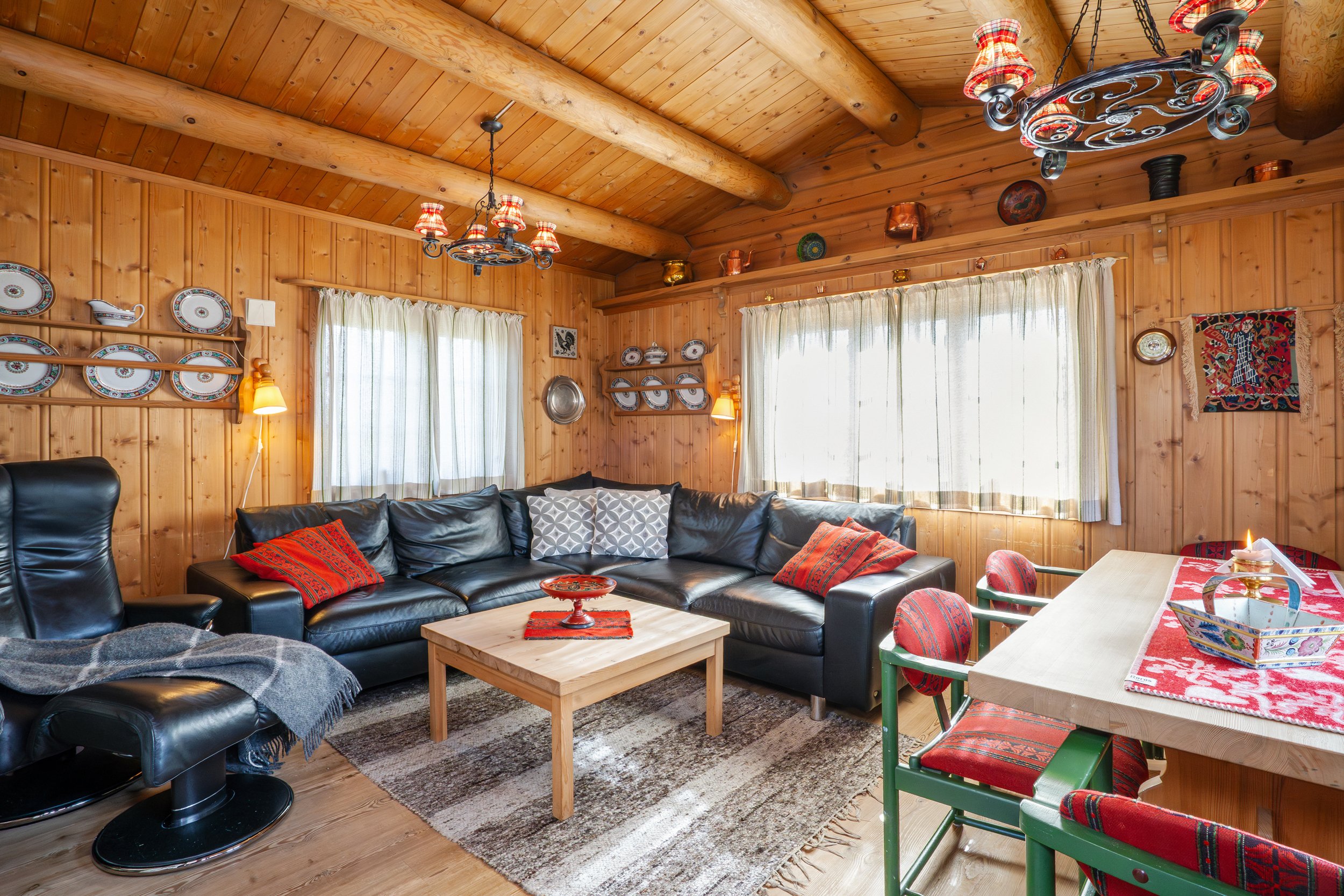 Hyttestue i tradisjonell, norsk stil. Foto