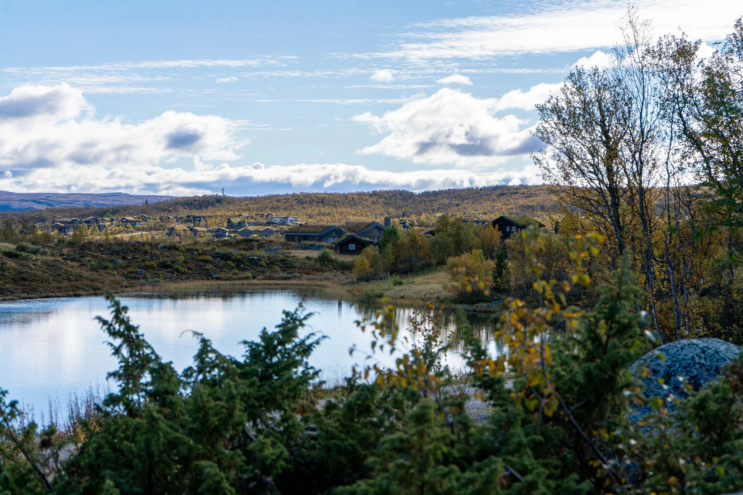 Utsikt over fjellvann. Foto