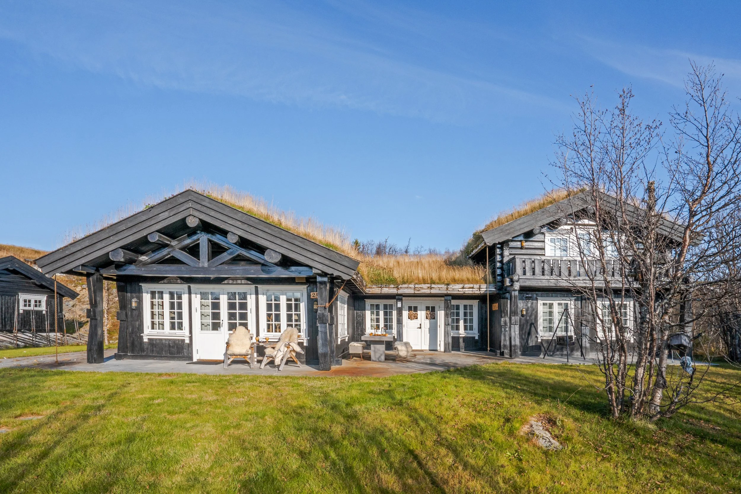Eksteriør av stor hytte. Foto