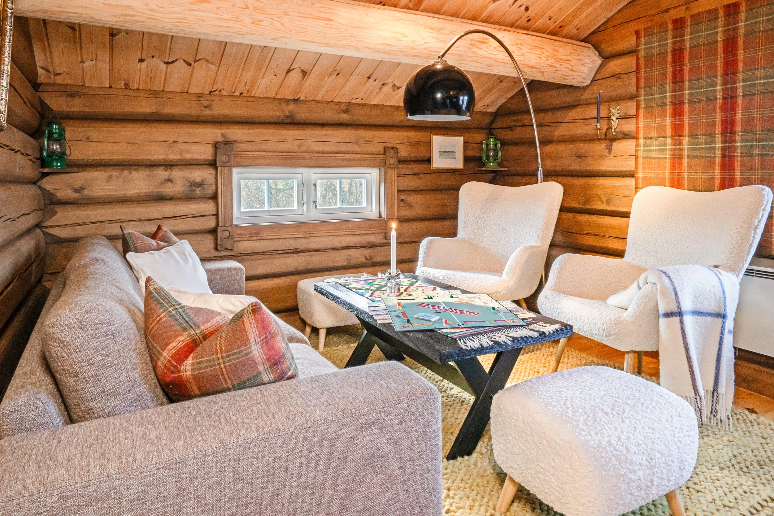 Stue med sofa og stoler. Foto