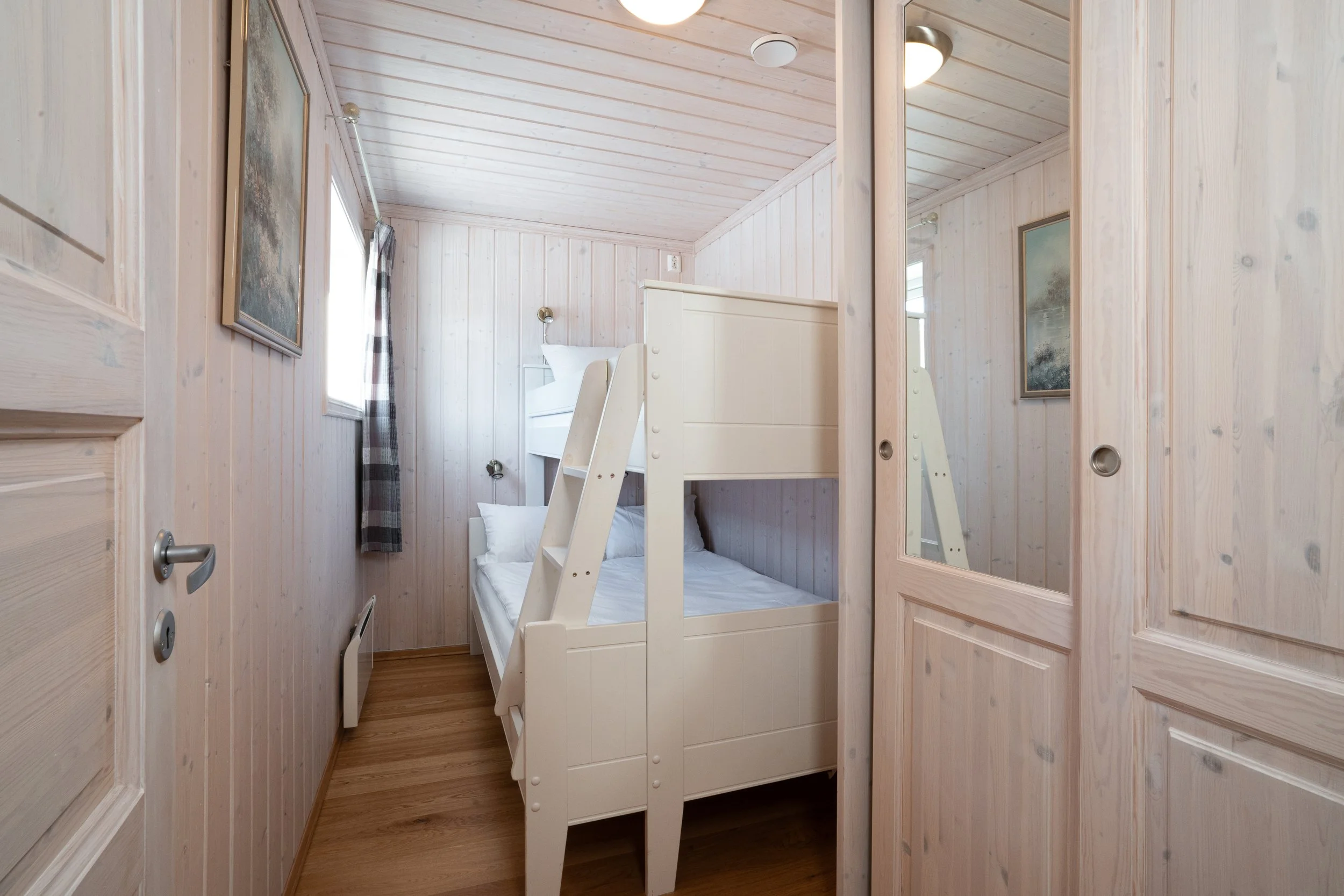 Soverom med oppredd familiekøyeseng. Foto (Copy)