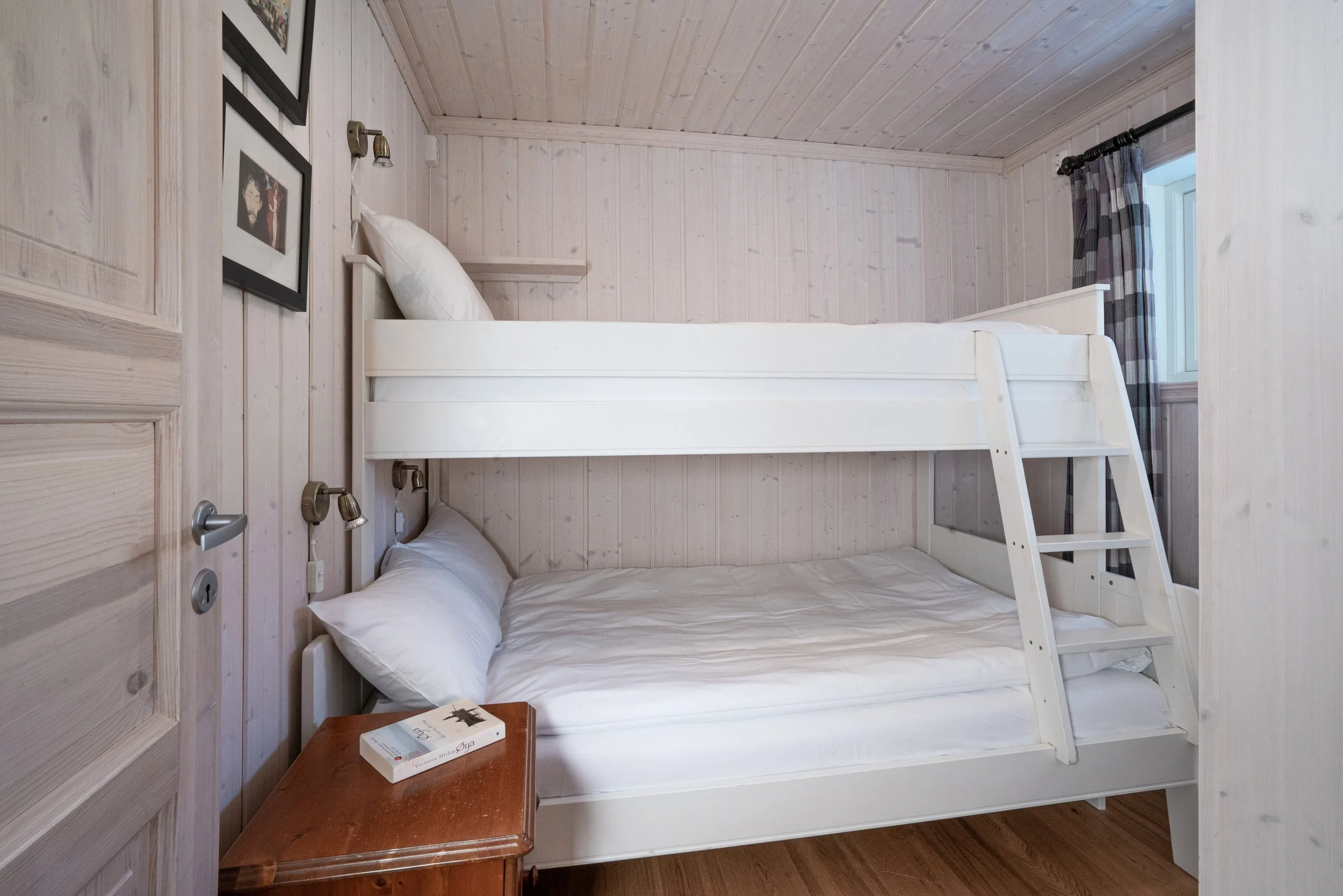 Soverom med oppredd familiekøyeseng. Foto (Copy)
