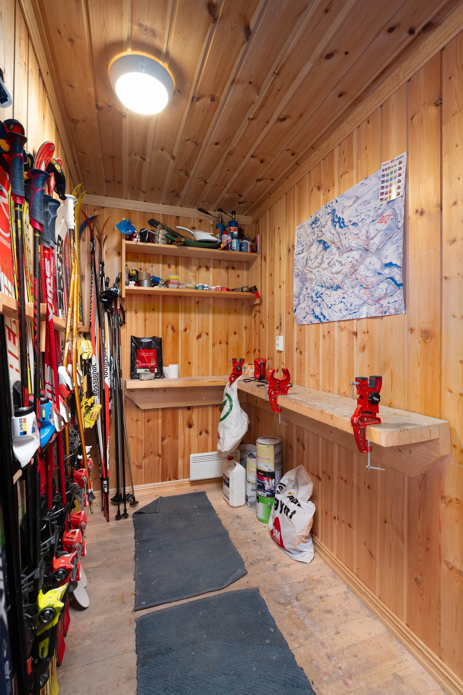 Utstyrsbod med ski og diverse. Foto