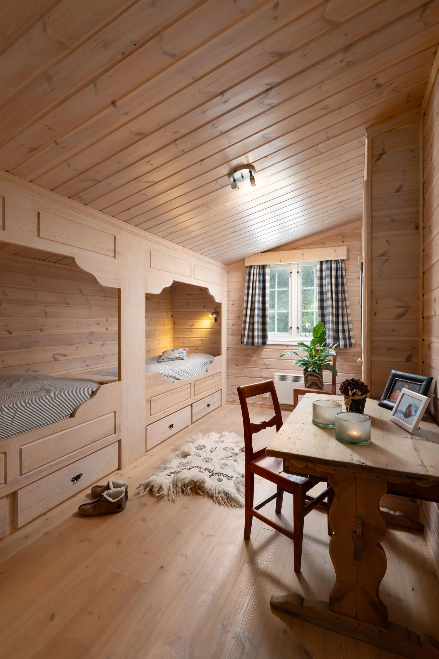 Soverom med to innebygde enkeltsenger. Foto