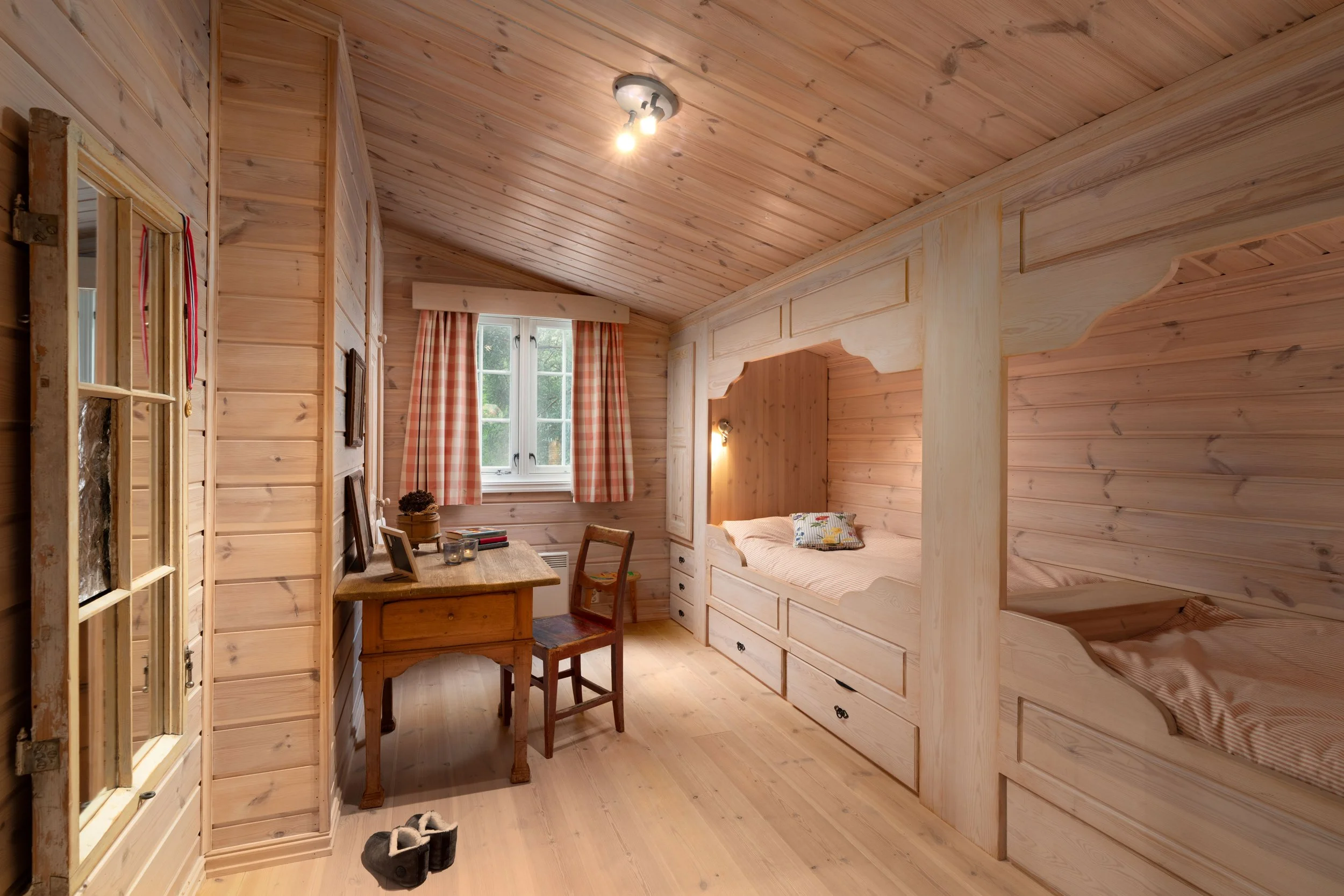 Soverom med to innebygde enkeltsenger. Foto