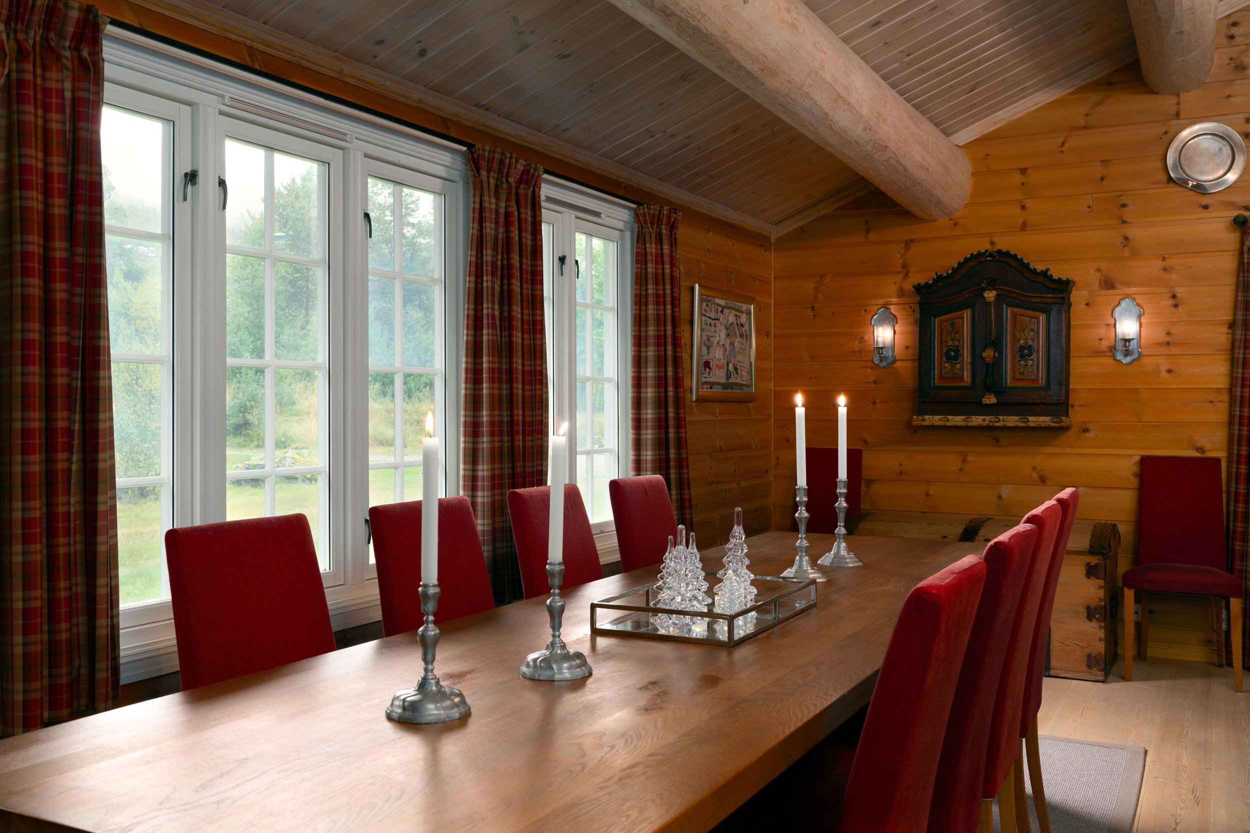 Stort spisebord i hyttestue. Foto