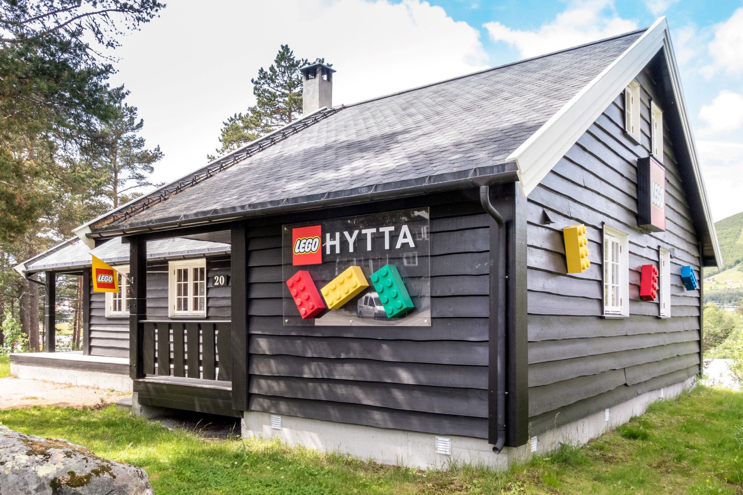 Eksteriør av hytte med LEGO-klosser hengende på utsiden. Foto