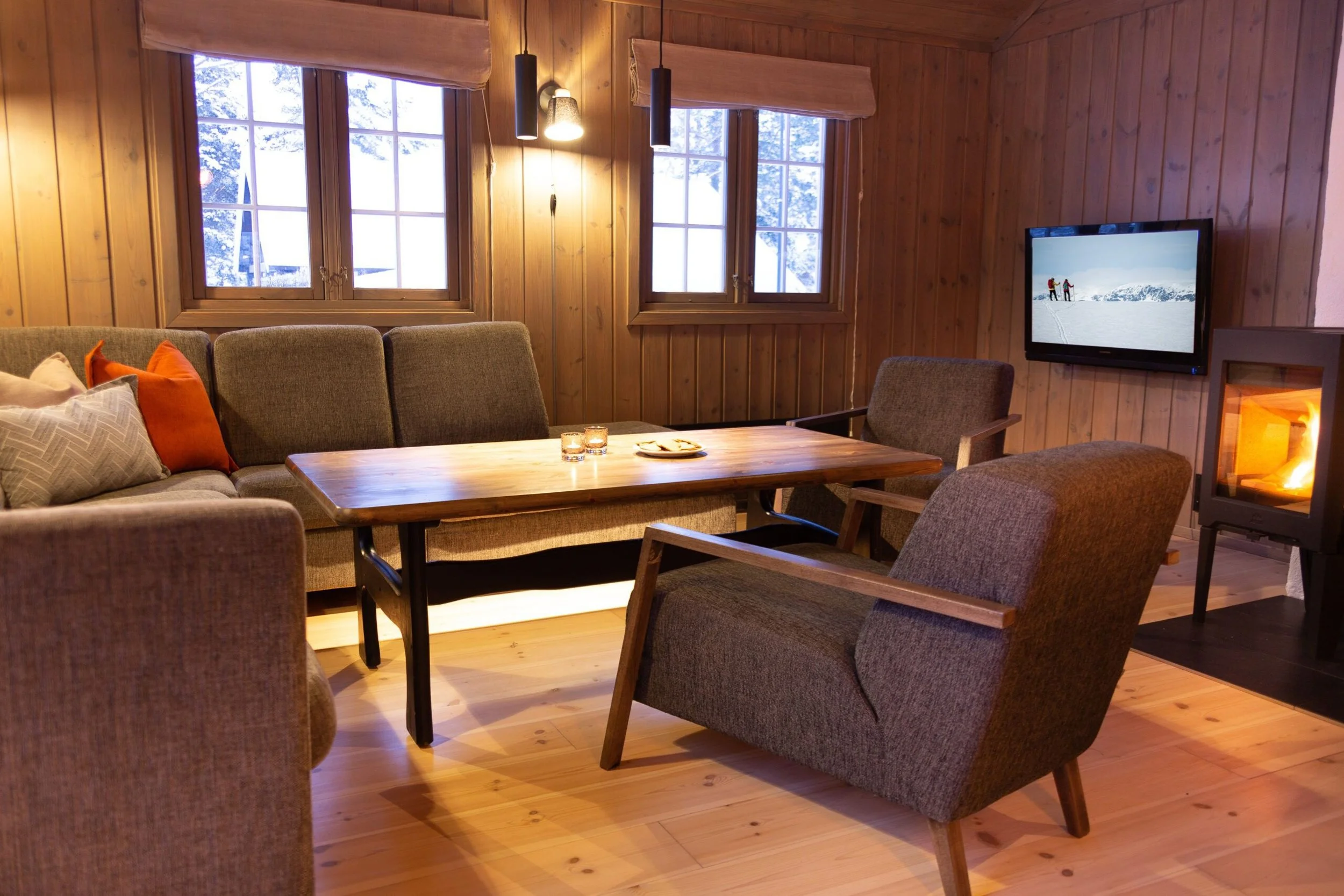 Stue med sofagruppe og peis. Foto