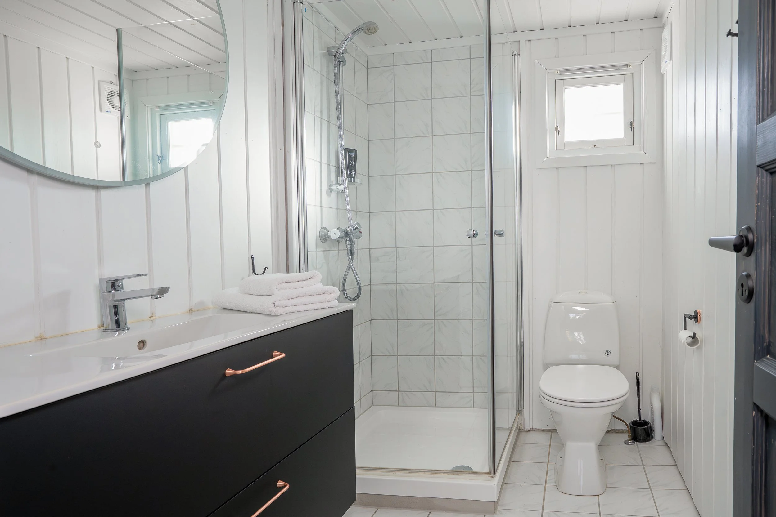 Bad med toalett og dusj. Foto