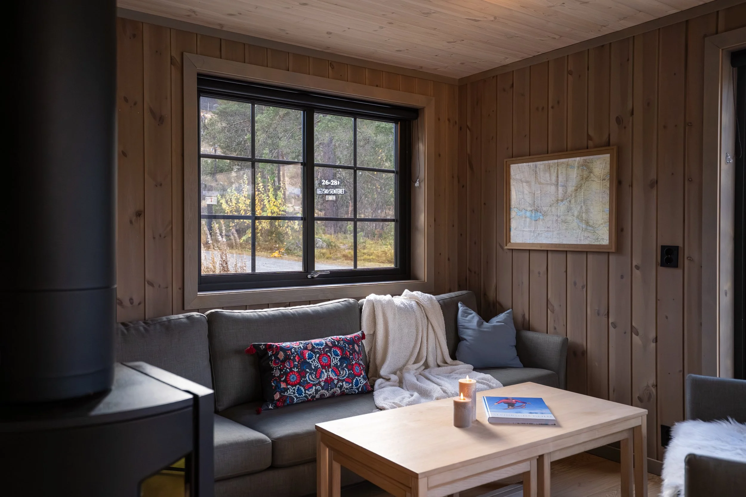 Stue med sofa, stol og peis. Foto