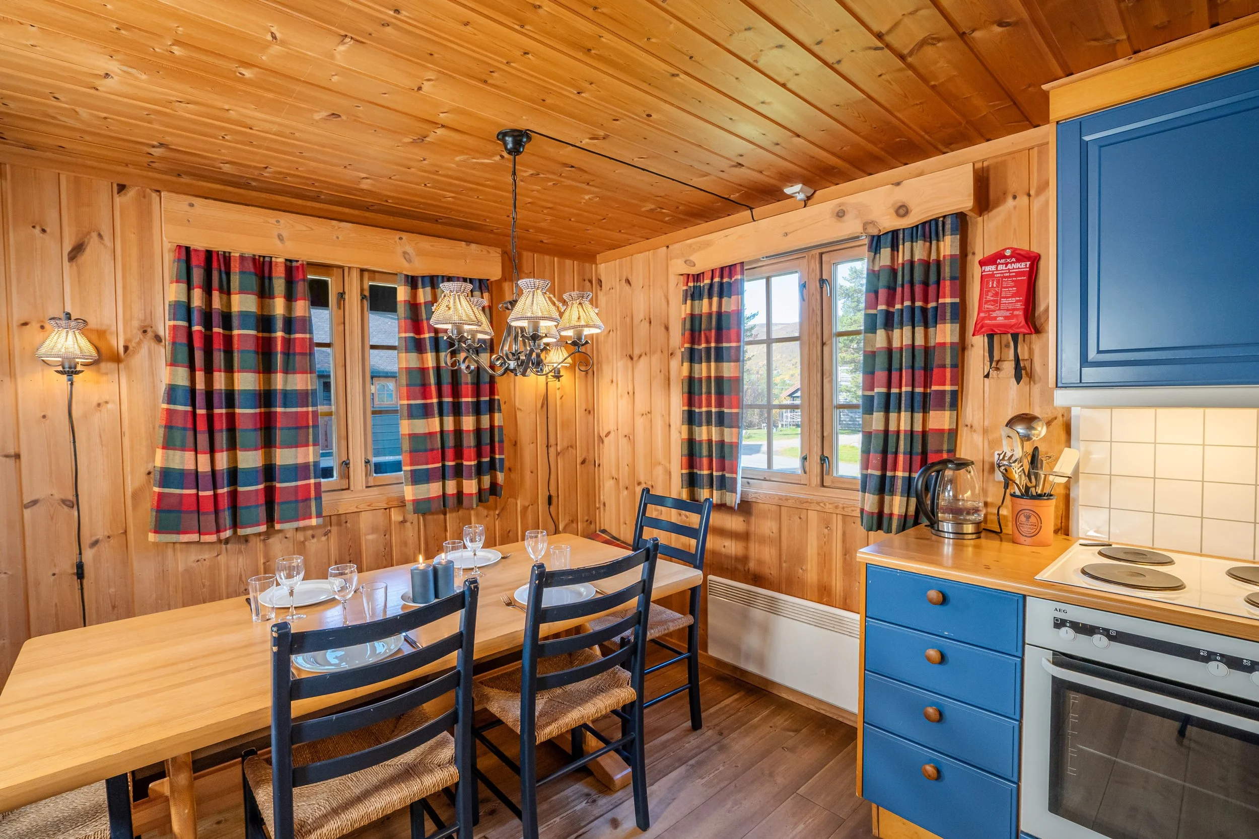 Hyttekjøkken i tradisjonell, norsk hyttestil. Foto