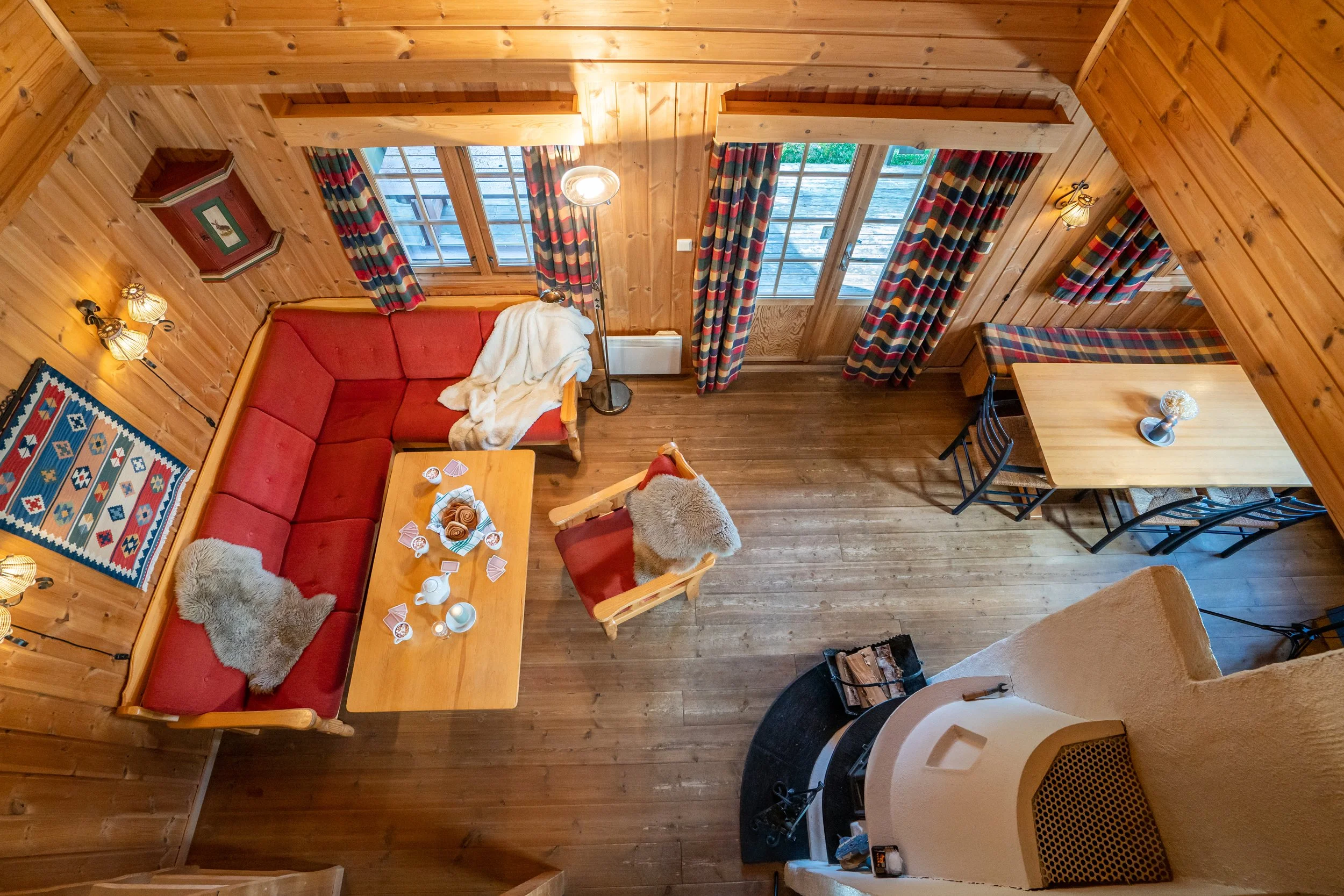 Åpen stue- og kjøkkenløsning i tradisjonell, norsk hytte, sett ovenfra. Foto