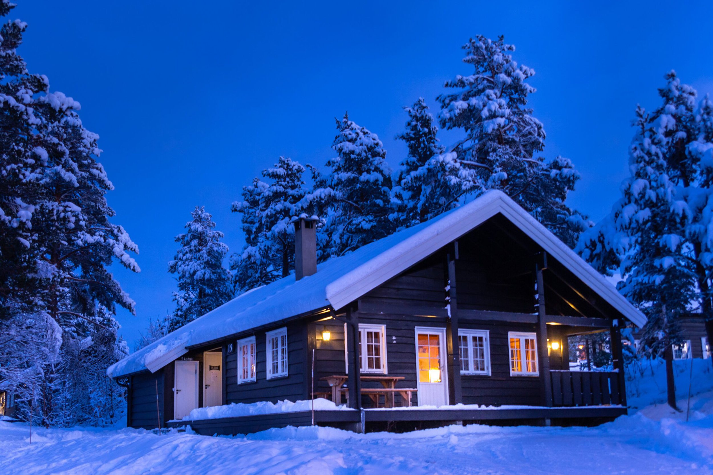 Eksteriør av hytte på vinteren. Foto