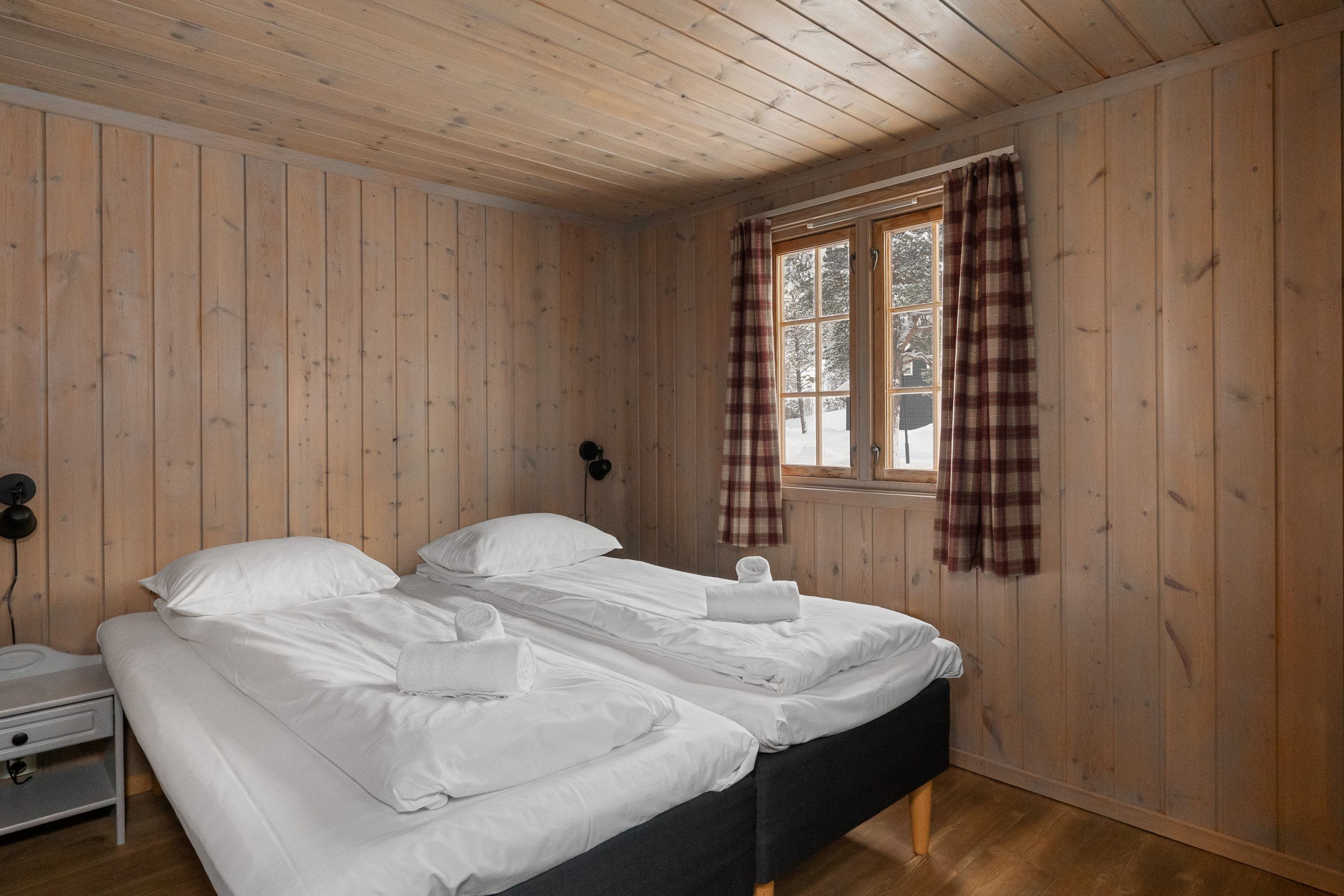 Bedroom with made-up double bed. Photo