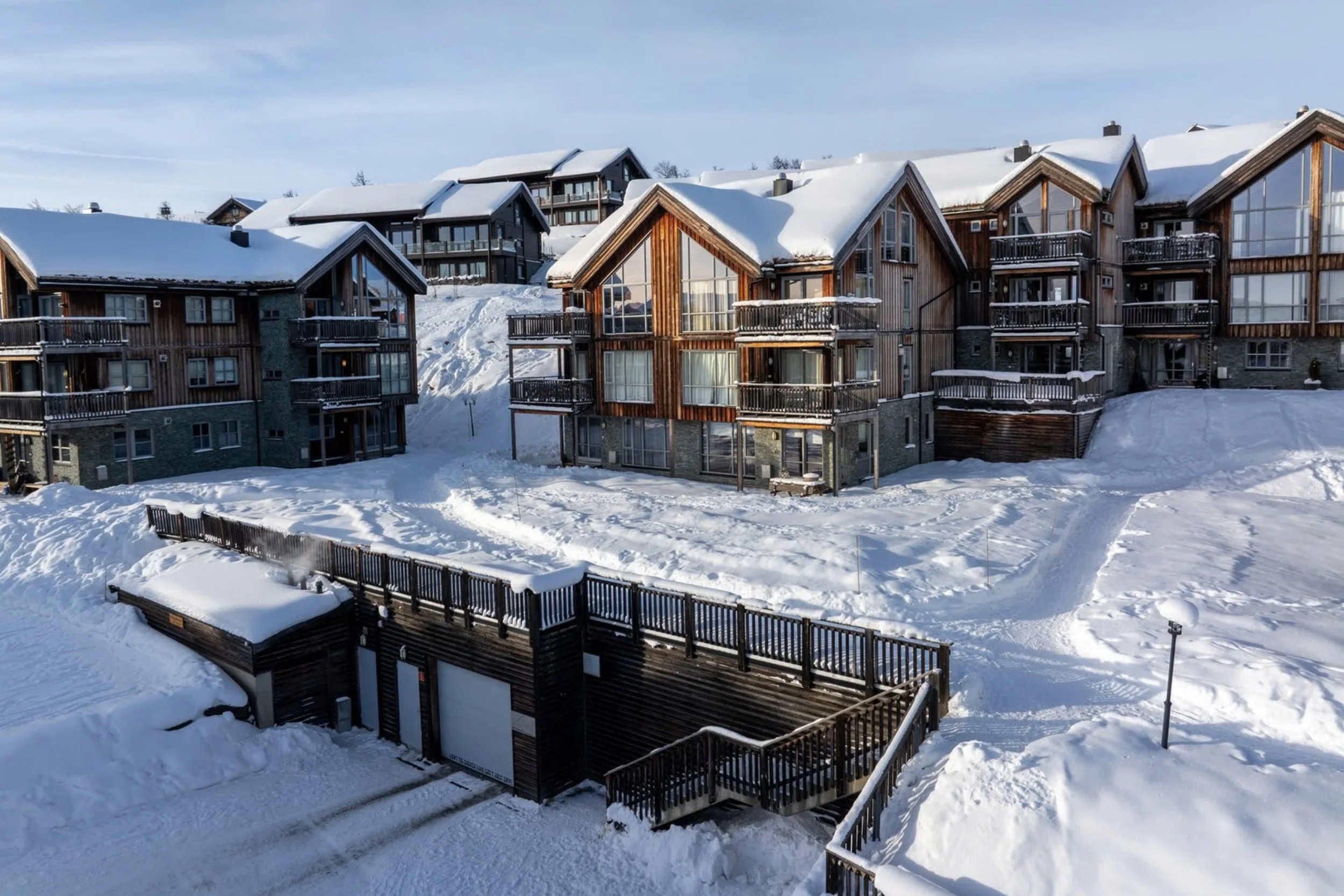 Oversikt over leilighetsbygg og garasje. Foto