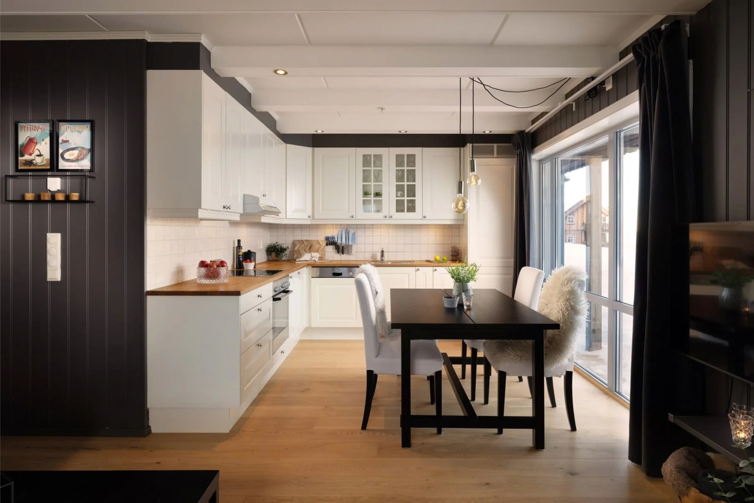 Moderne kjøkken med spisebord og stoler. Foto