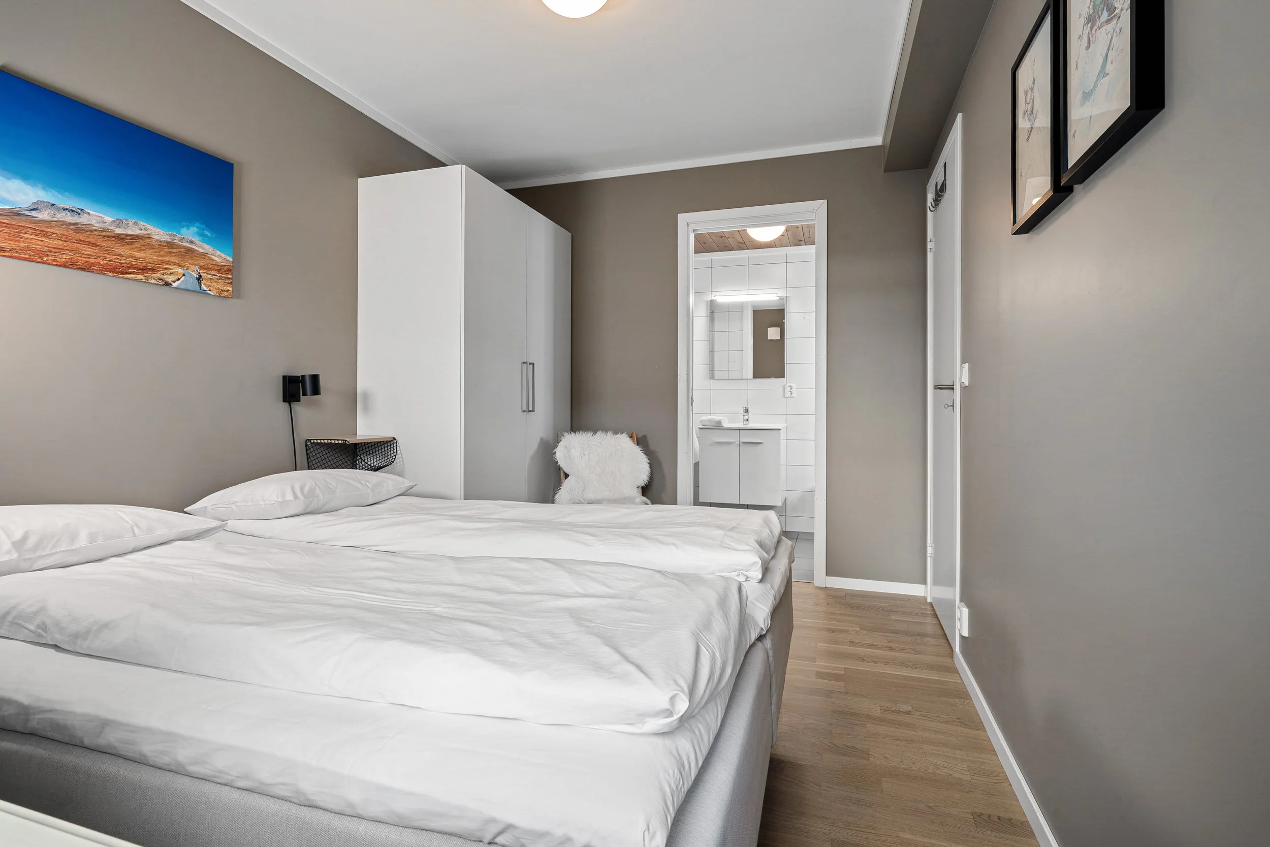 Large bedroom with double bed and directly connected bathroom. Photo