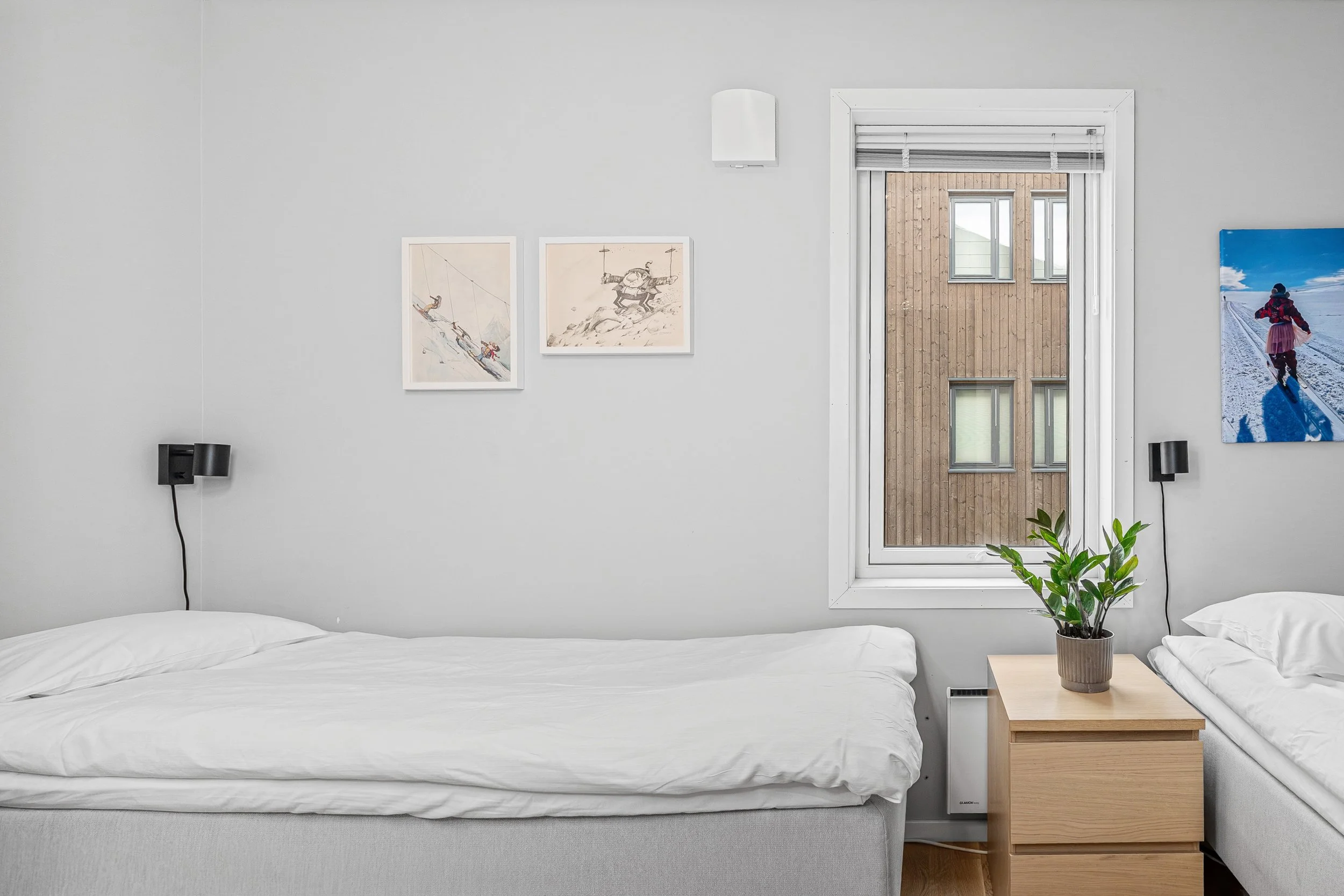 Bedroom with two single beds. Photo