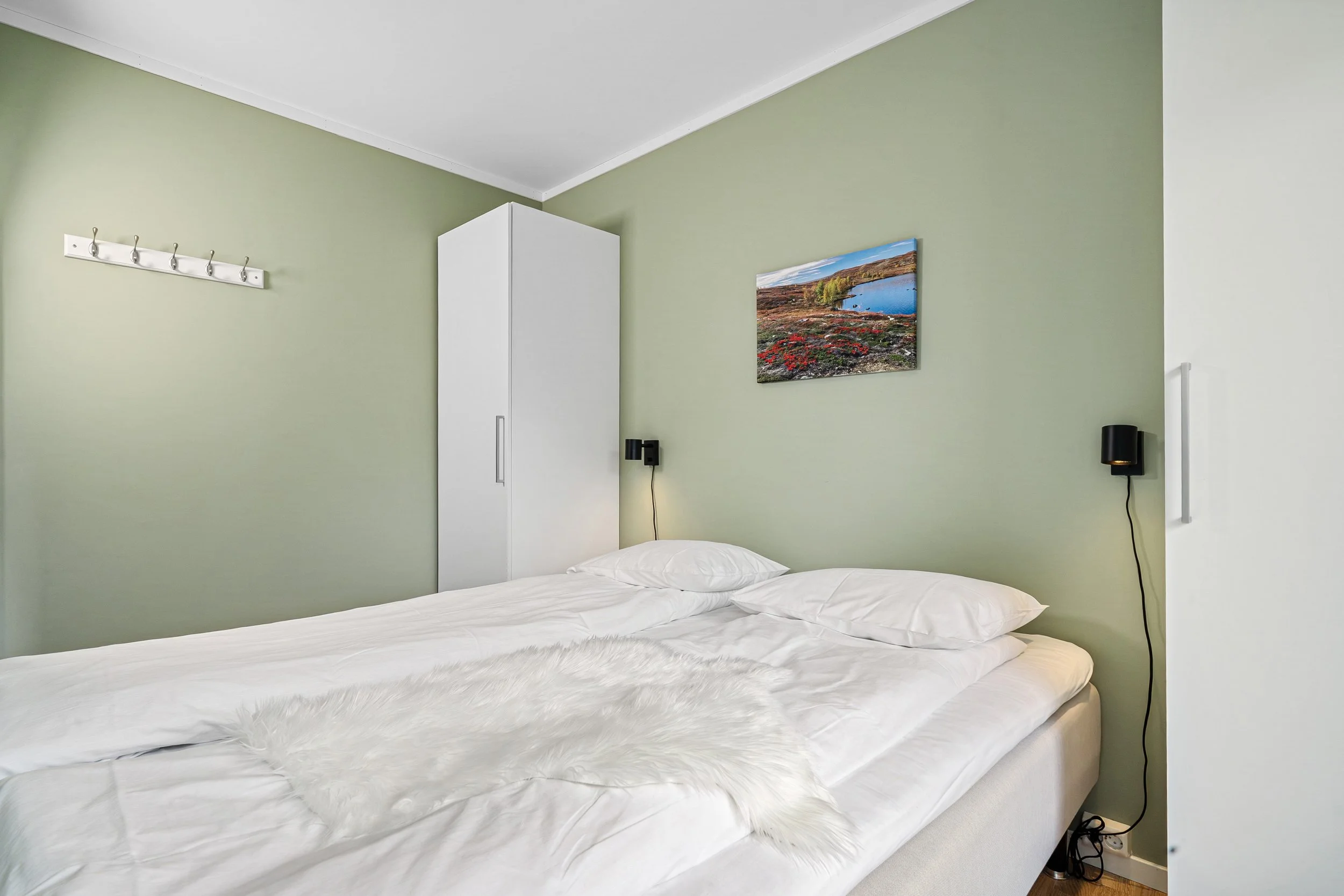 Bedroom with double bed. Photo