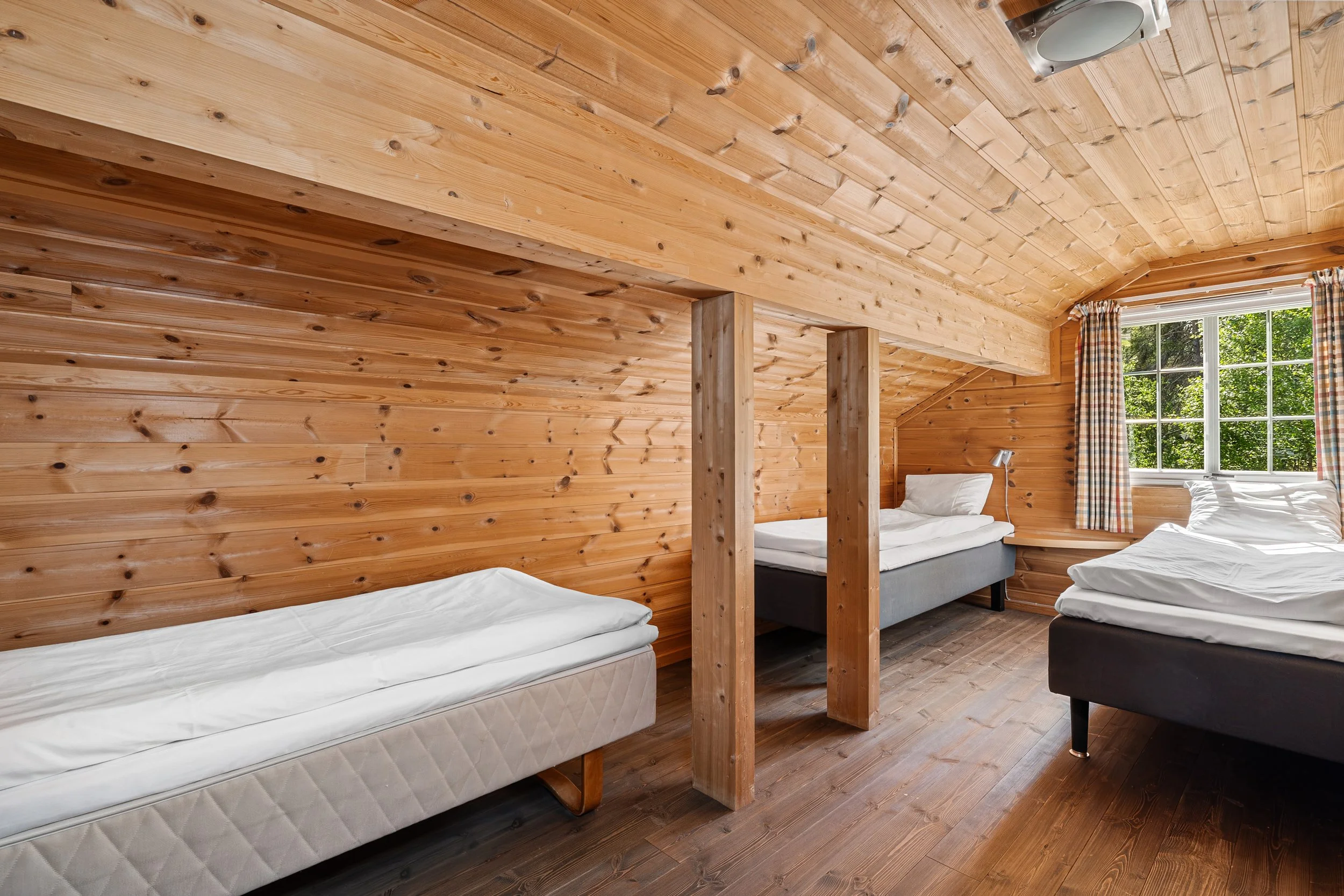 Bedroom with three single beds. Photo