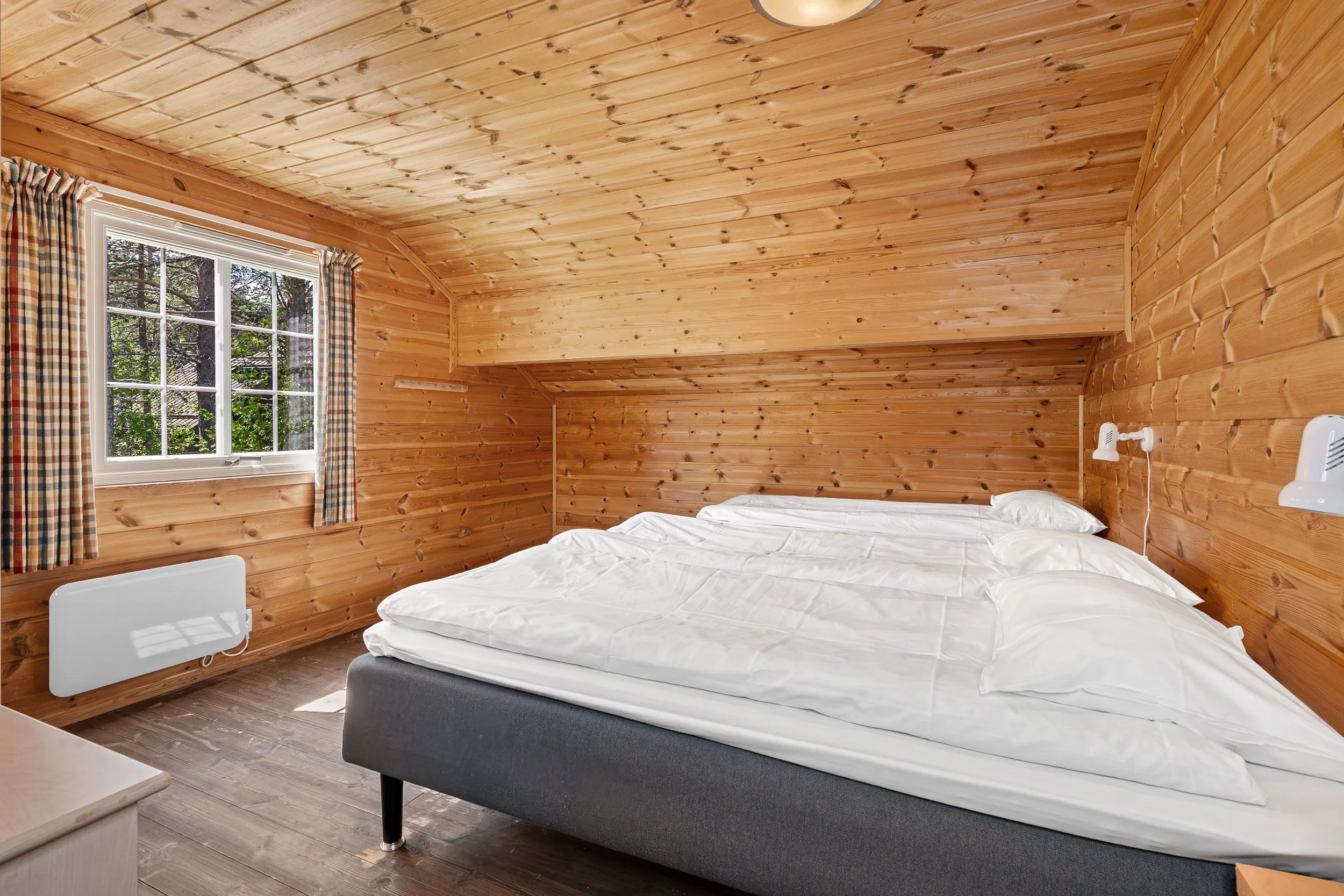 Bedroom with made-up double bed. Photo