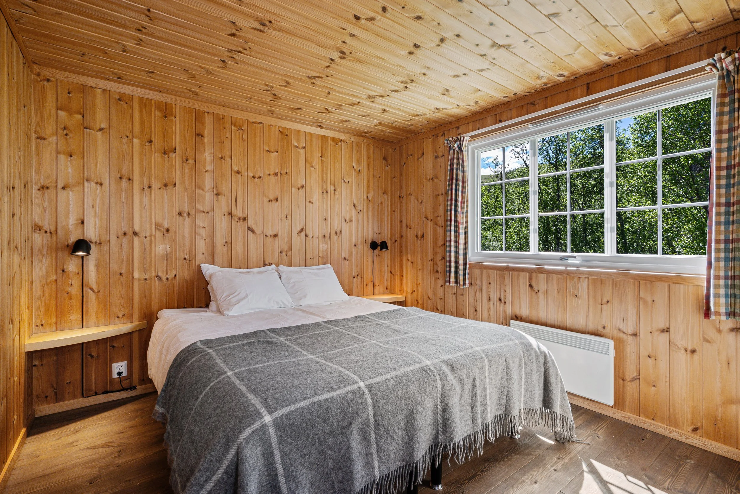 Bedroom with made-up double bed. Photo