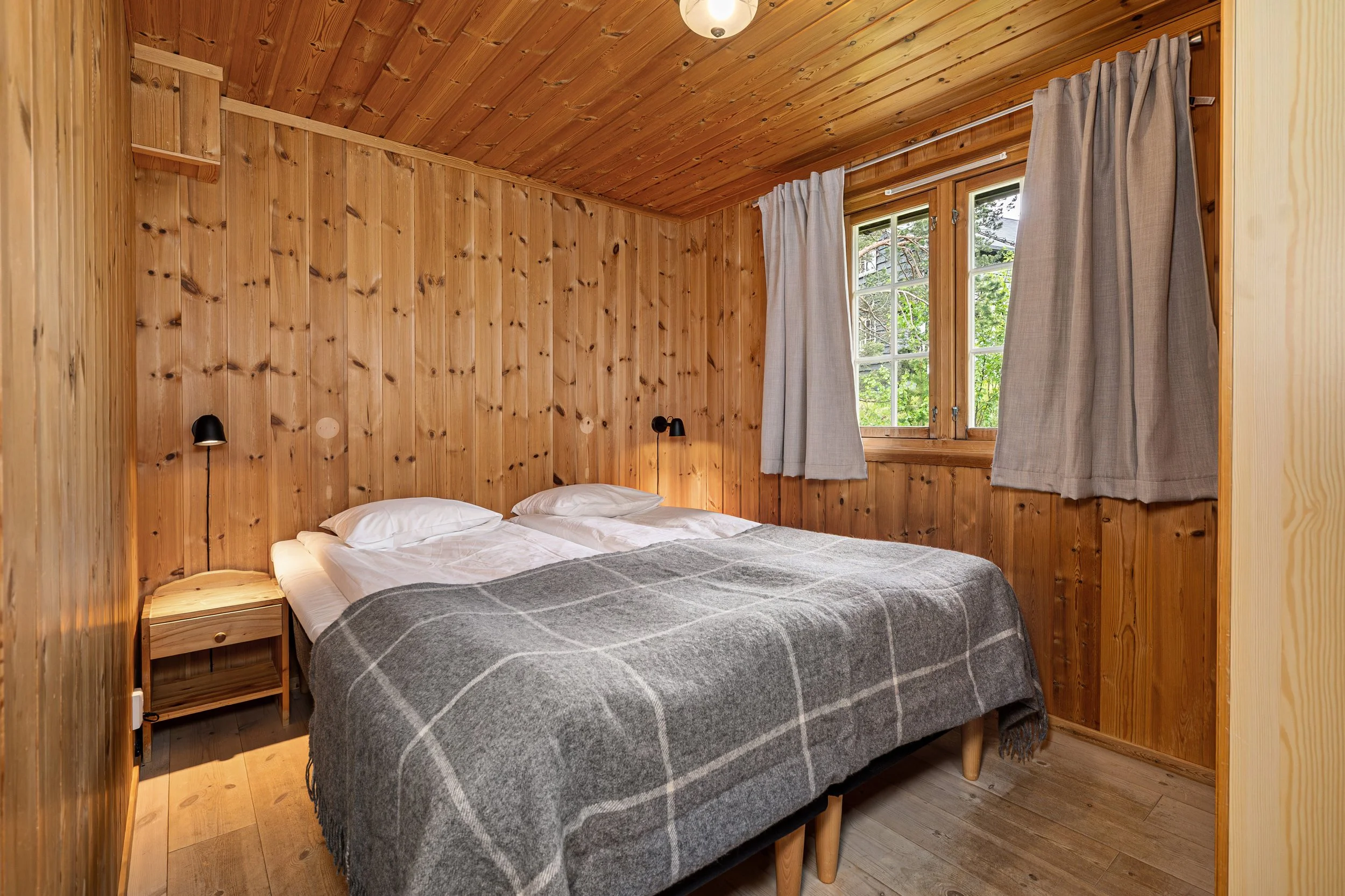 Bedroom with made-up double bed. Photo