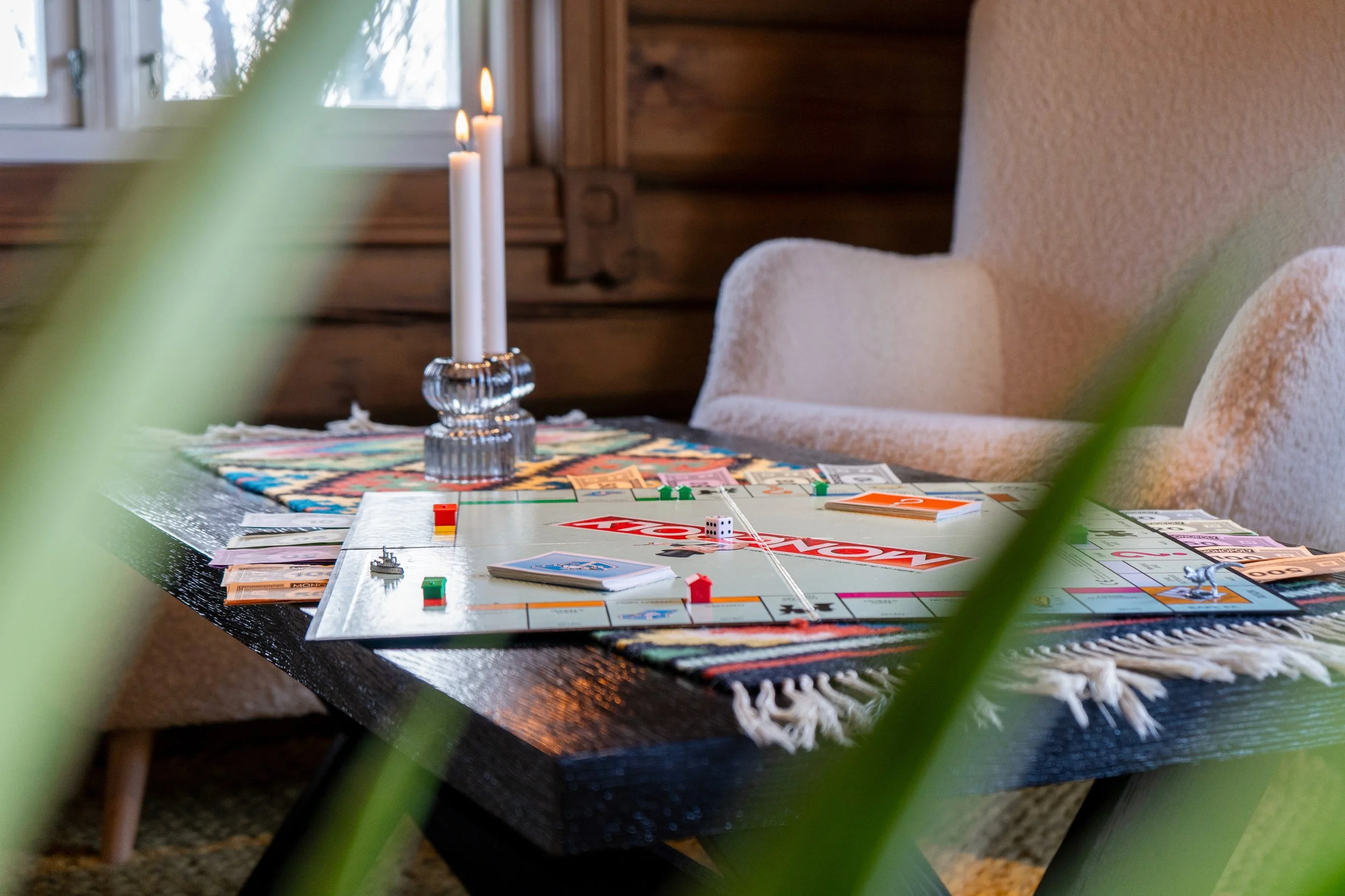 Monopolspill på et stuebord.