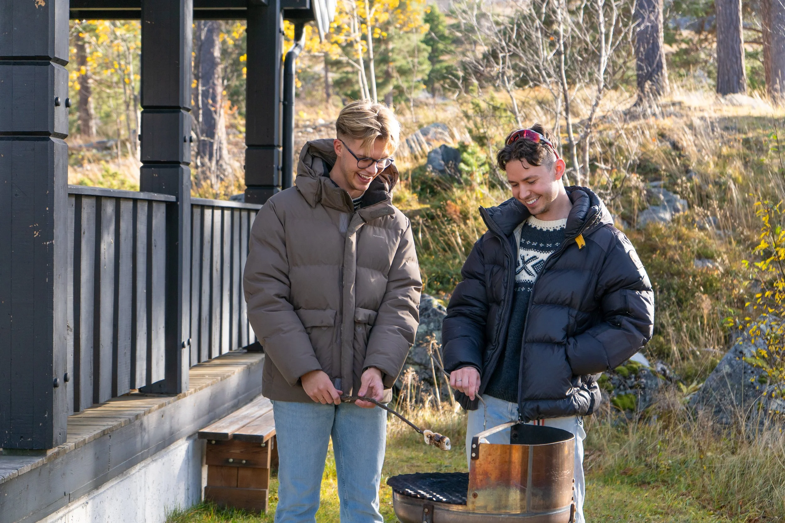 To gutter griller marshmellows på grill utenfor hytta.