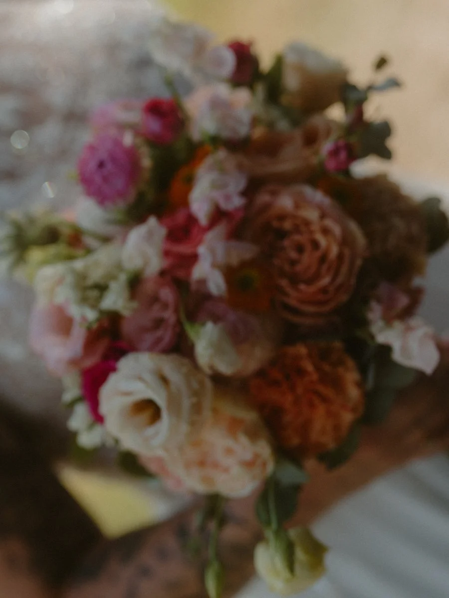 Ein zarter Brautstrauß bei einer freien Trauung im Bürgerhaus Laufach-Frohnhofen, weich und voller Gefühl