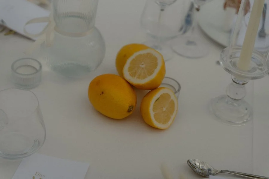 Nahaufnahme einer Tischdekoration bei einer Destination Wedding in der Toskana, bestehend aus ein paar Zitronen