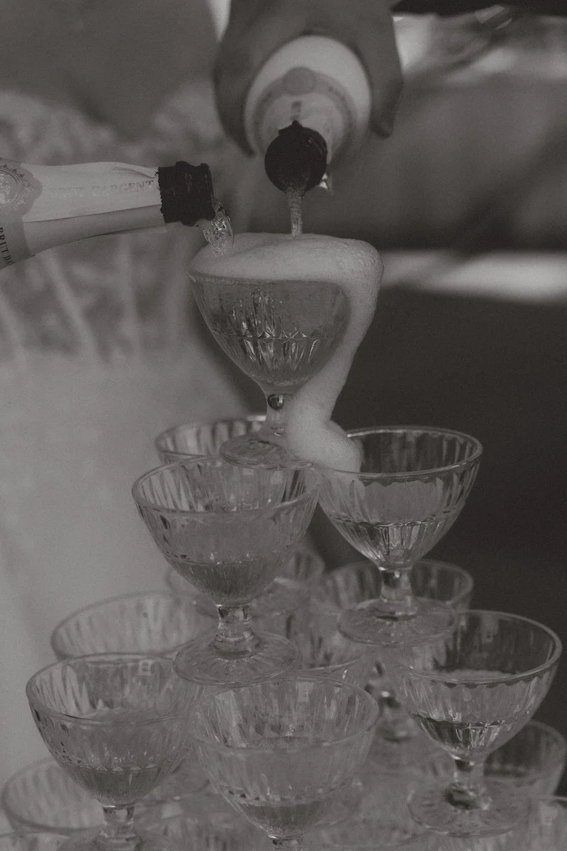 Überlaufende Champagnerpyramide in schwarzweiß bei einer freien Trauung auf Mallorca