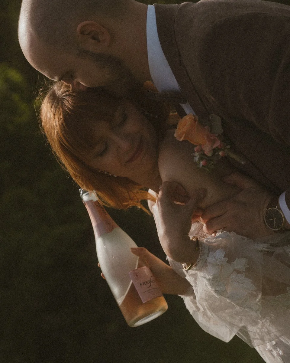 Analoge Hochzeitsfotografie nahe Darmstadt zeigt einen innigen Moment bei einer freien Trauung im Landhotel Lammershof in Birkenau, warm und zeitlos