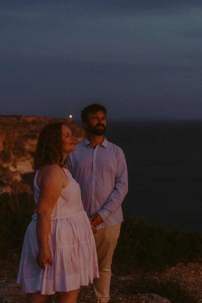 Ein Brautpaar steht gemeinsam im warmen Abendlicht auf Mallorca, begleitet von einem Hochzeitsfotograf aus Darmstadt nach dem Standesamt.