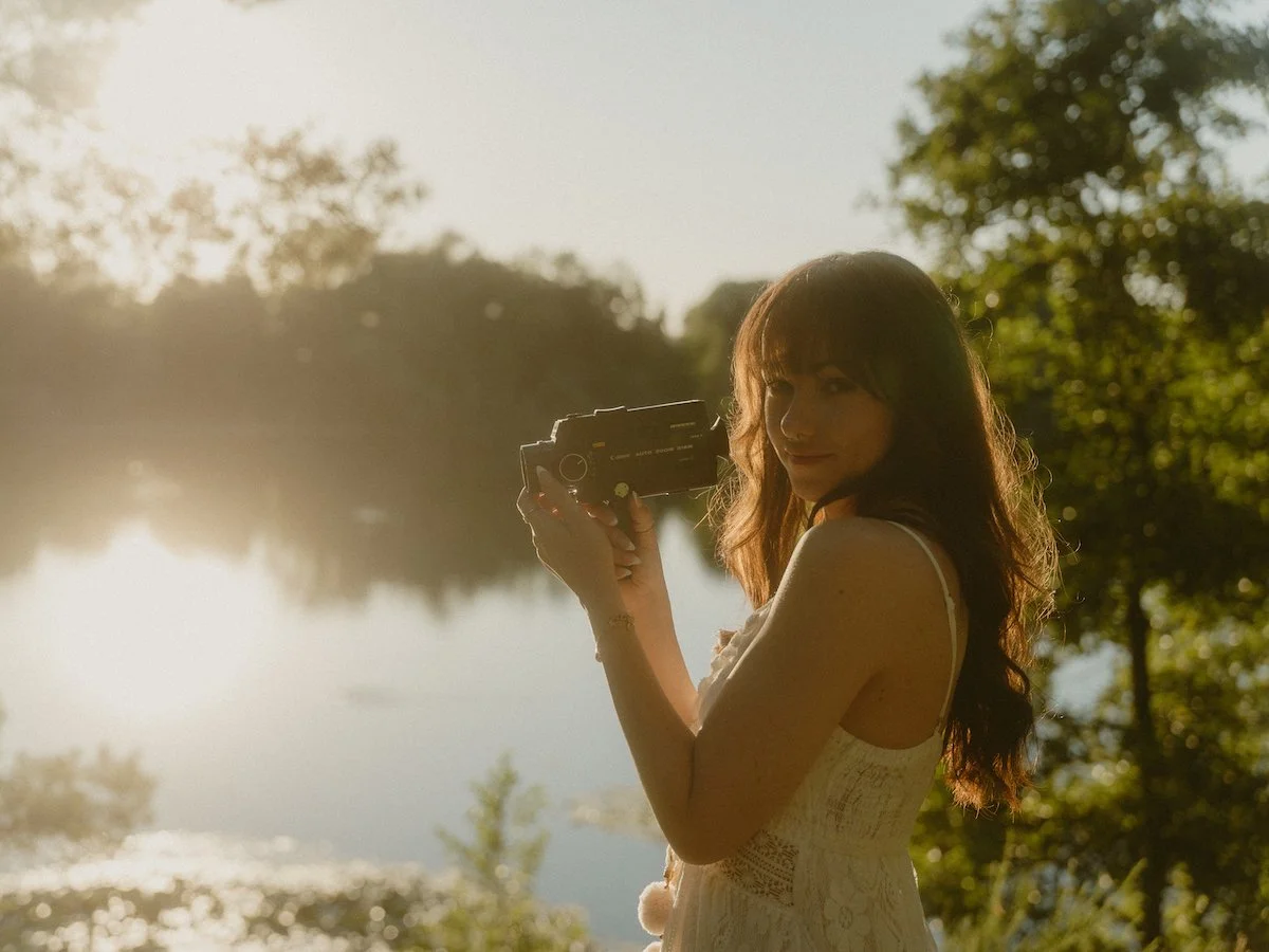 Der Hochzeitsfotograf für Darmstadt hält seine Kamera am ruhigen Steinrodsee in Weiterstadt-Gräfenhausen im warmen Licht.