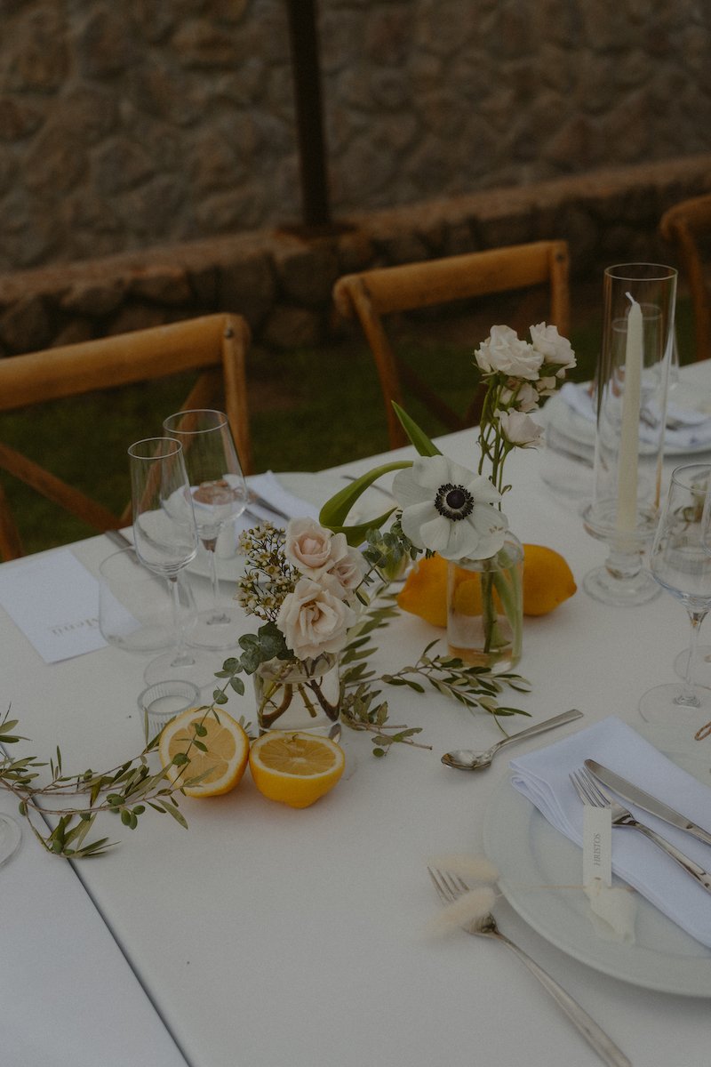 Tischdekoration, bestehend aus Blumen, Zitronen und Olivenzweigen, bei einer Hochzeit in Südtirol