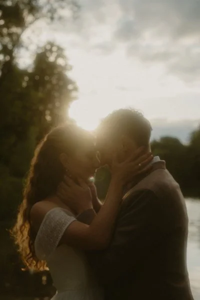 Ein inniger Moment beim Paarshooting im Schlosspark Biebrich in Wiesbaden, festgehalten in warmem Licht voller Nähe und Gefühl.