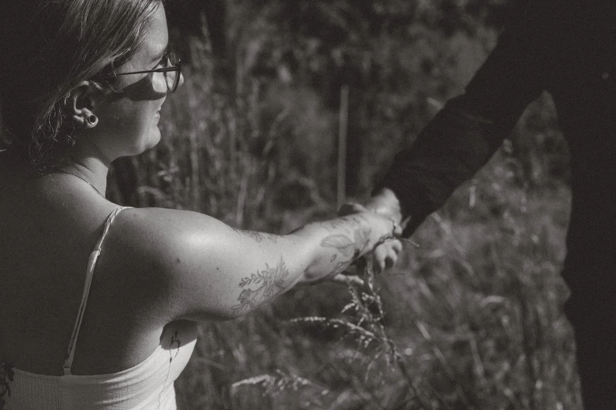 Eine Frau streckt die Hand nach ihrem Verlobten aus und lacht ihn an in Laufach-Frohnhofen.