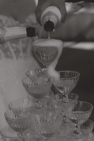 Champagner fließt in eine Gläserpyramide bei der freien Trauung am Have’n’Hold am Herthasee in Holzappel.